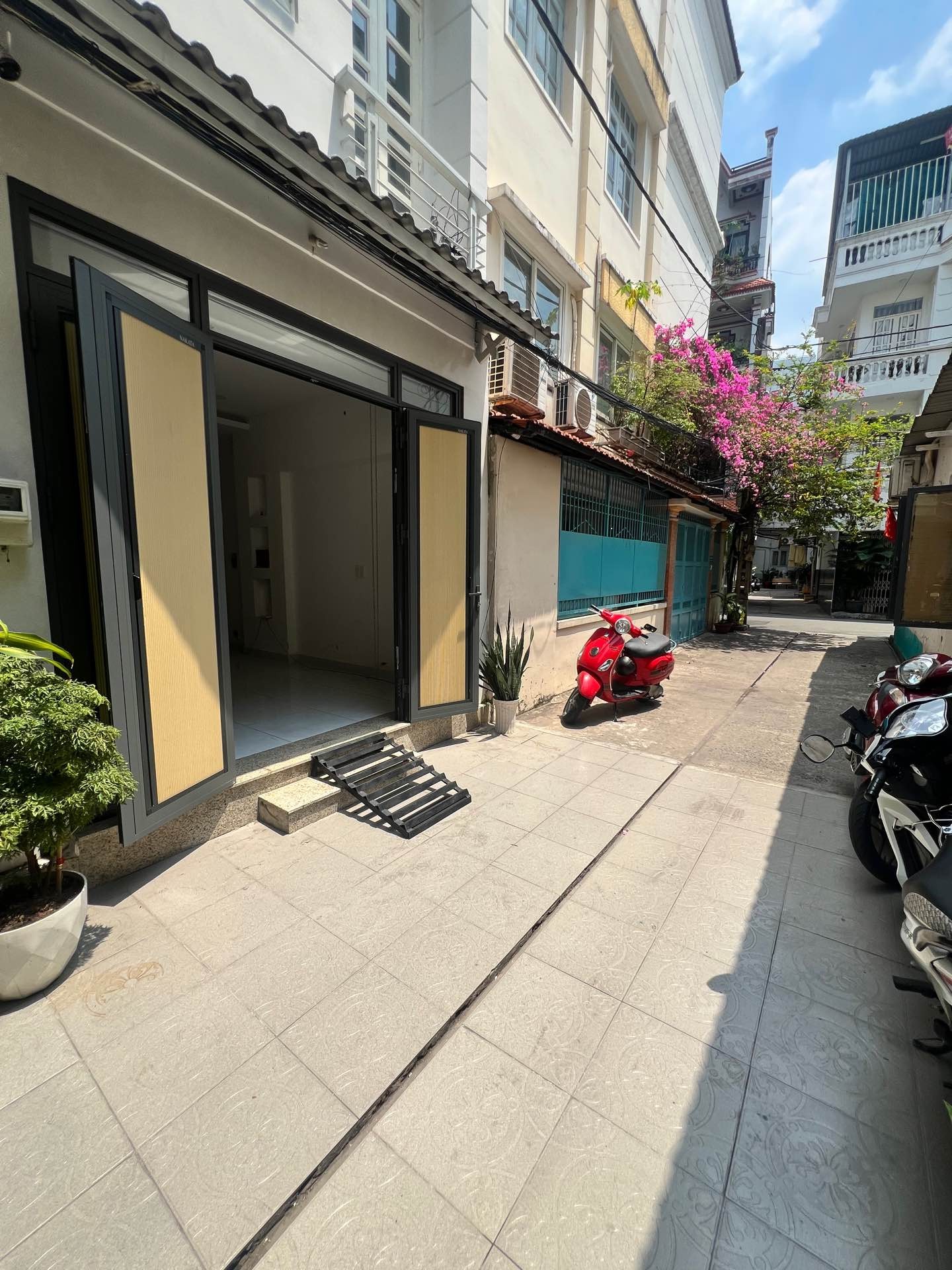 Nhà 3 tầng hiện đại ở Tân Bình, tiện nghi đầy đủ, giá tốt