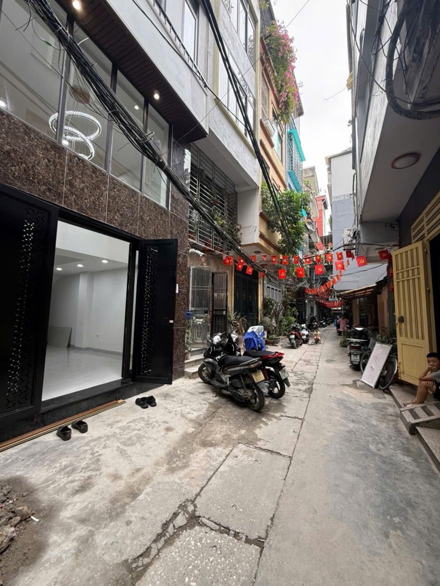 Nhà đẹp -Thang máy -Ô tô VF vào nhà -Phố BẠCH MAI -Dt 39,3m -6 tầng Thang máy -Mt 4,4m -Chào 13,5 t