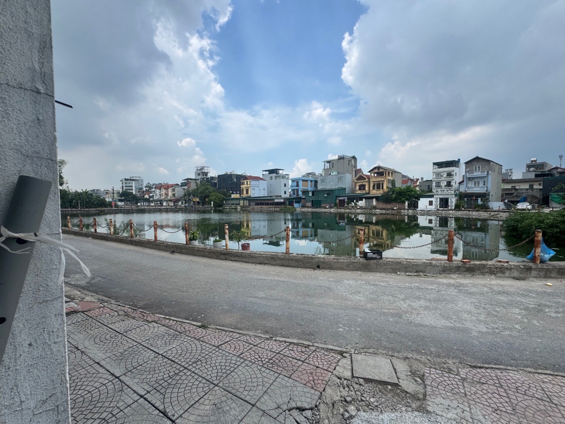 LÔ ĐẤT ĐẸP BÁT KHỐI- SẴN DÒNG TIỀN HÀNG THÁNG – VIEW HỒ – VỈA HÈ – SÁT CHÂN CẦU 🏡