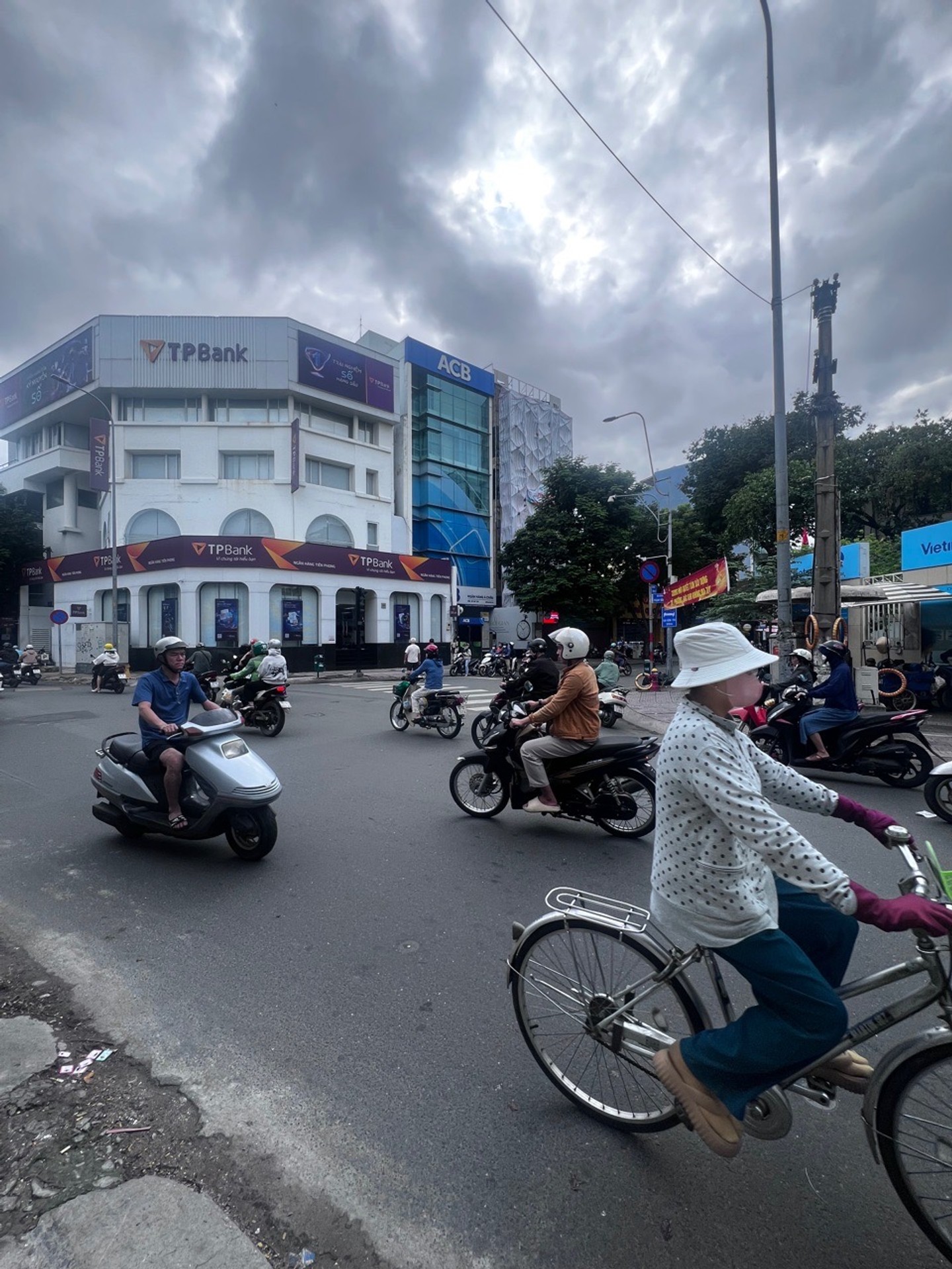 Nhà mặt tiền hot khu Tân Bình, tiện di chuyển, sầm uất cực kỳ