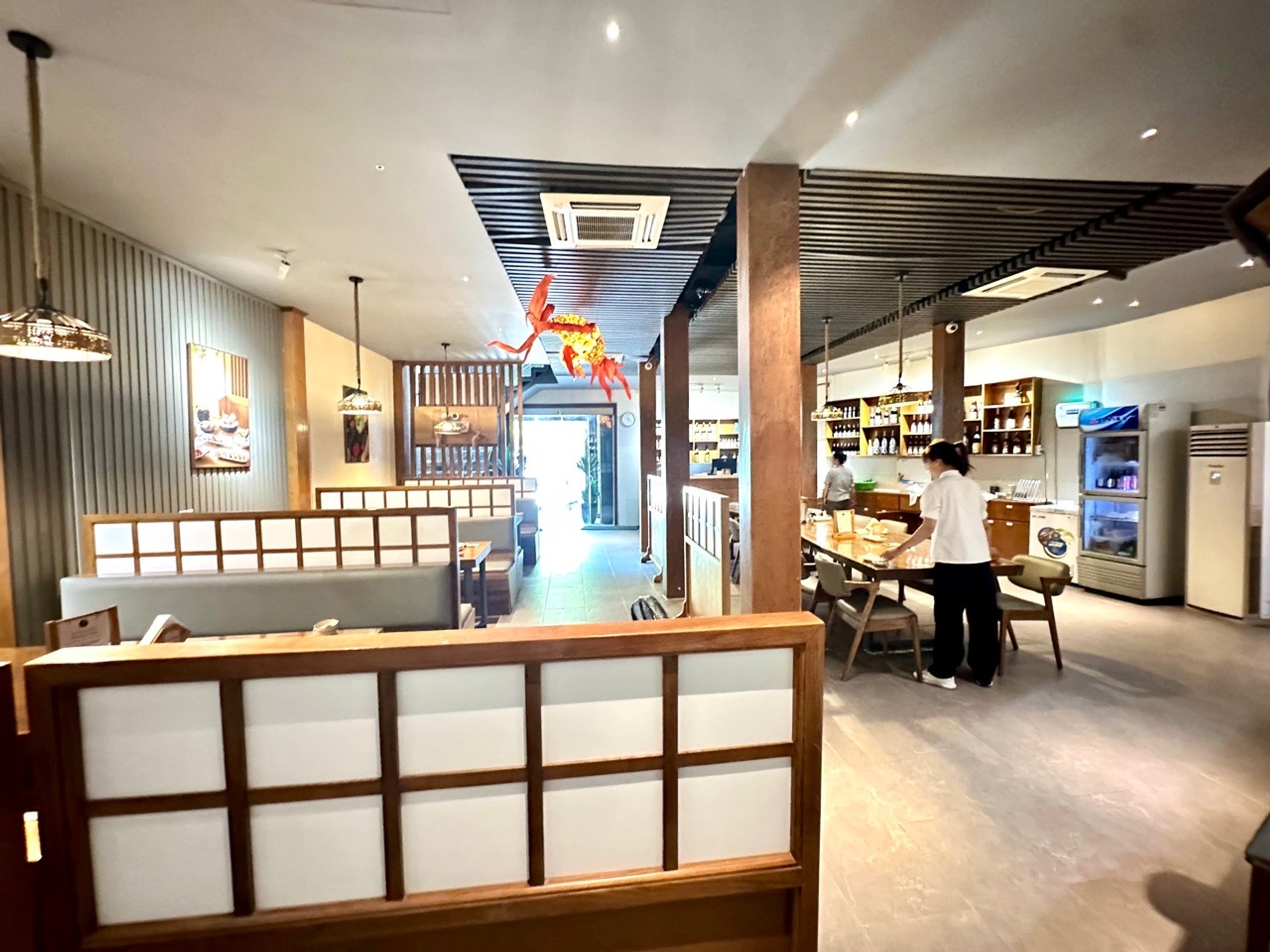 Nhà mặt phố hiếm có ba mặt thoáng, hướng view đại học xây dựng
