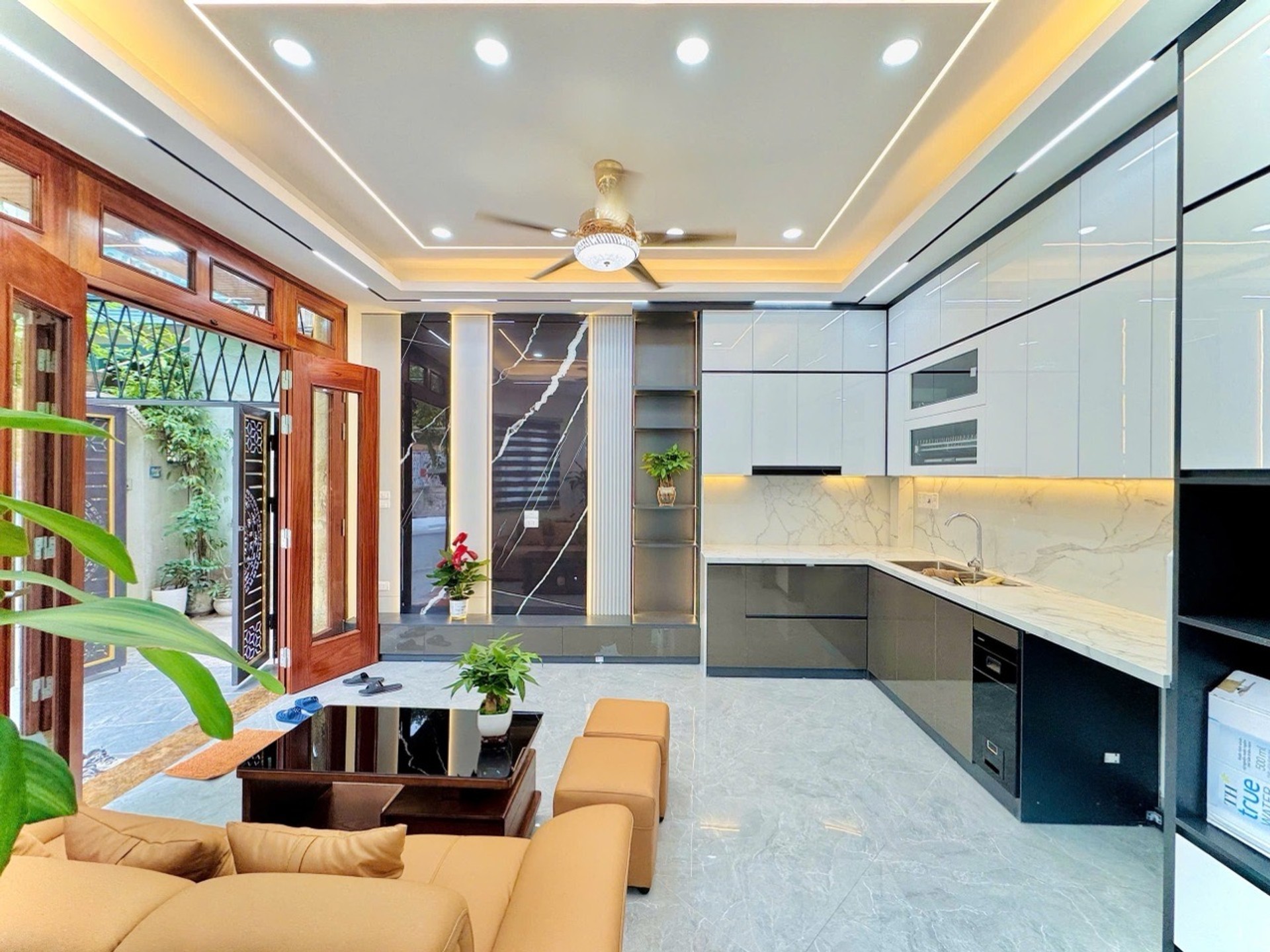 Bán nhà riêng 5 tầng tại Hoàng Mai, gần Hồ Đền Lừ, thiết kế sân vườn thoáng mát