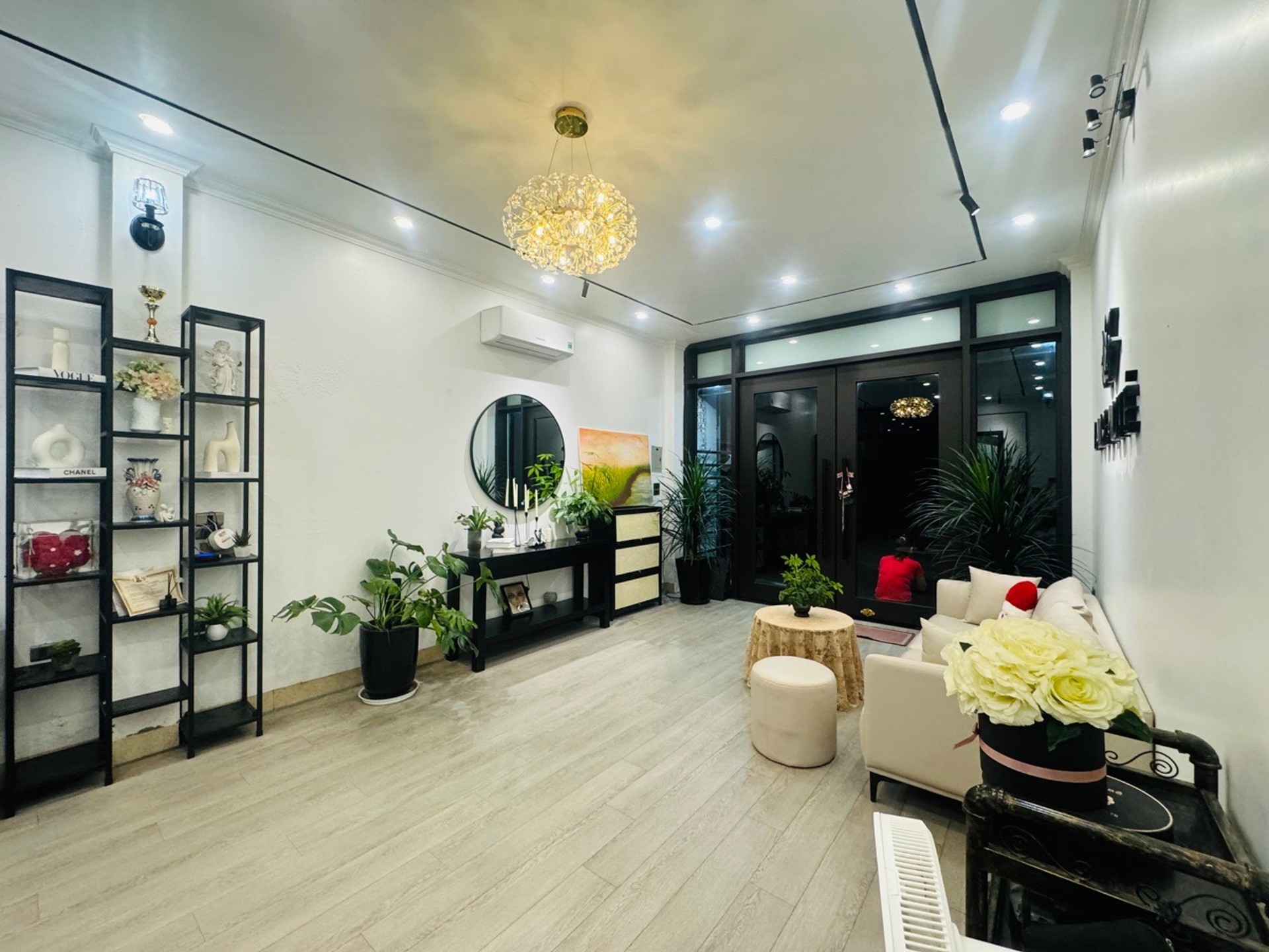 Bán nhà vị trí KINH DOANH 6 tầng thang máy tại Bồ Đề, có gara ô tô, thang máy, nội thất cao cấp