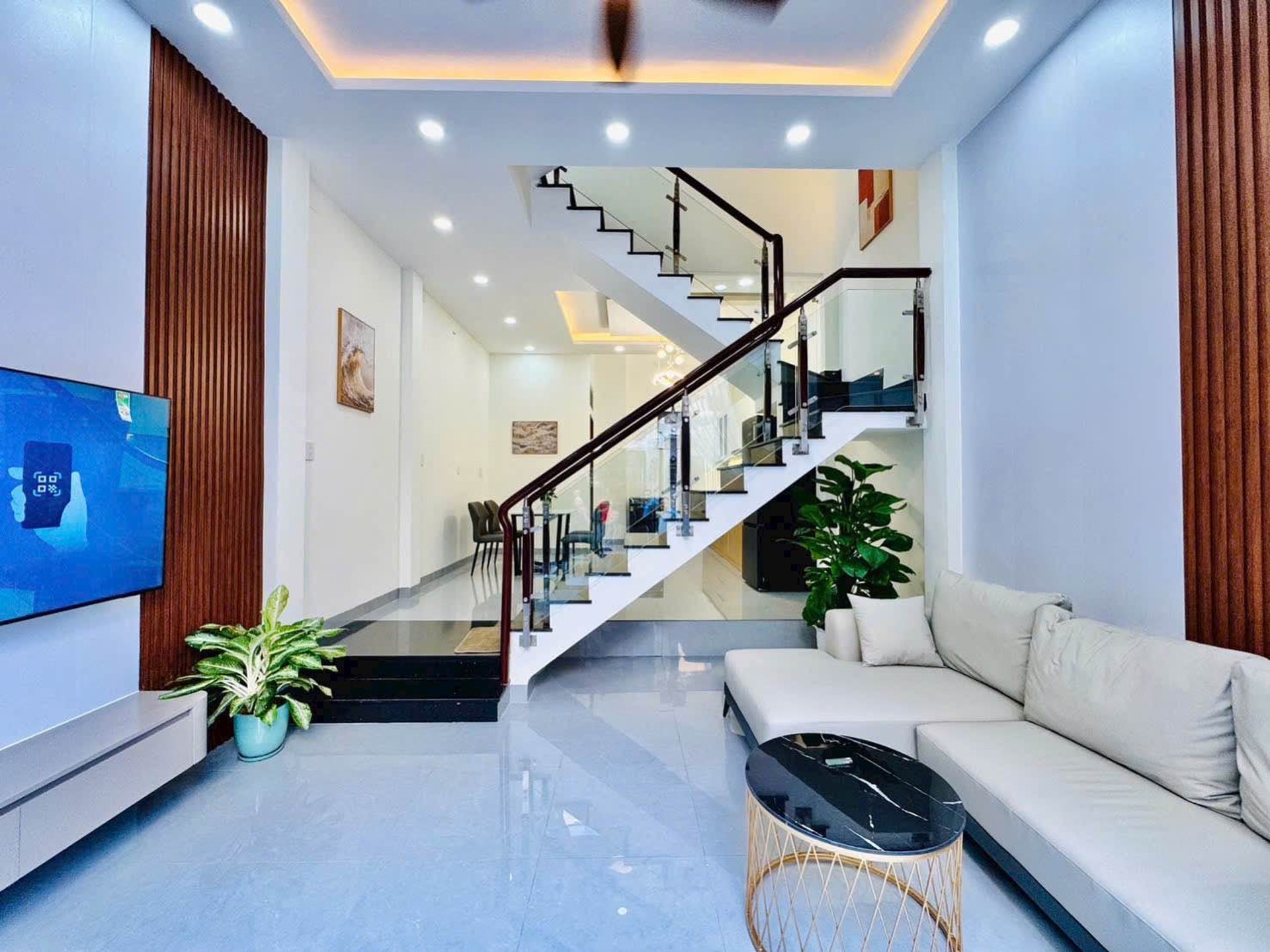 Bán nhà gần Ngã Tư Hàng Xanh - 4 Tầng Sân Thượng 5 Phòng Ngủ giá 7.x tỷ