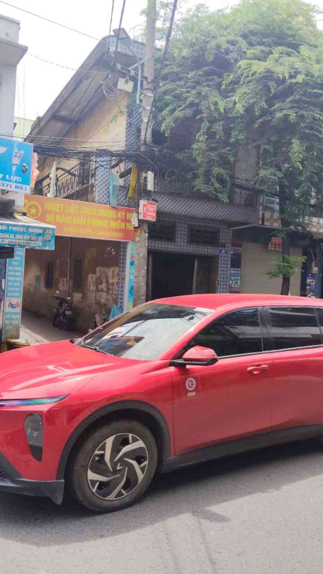 🏠 KẾT CẤU NHÀ:
• Nhà 2 tầng + sân thượng.
• Không gian phù hợp cho gia đình ở lâu dài.