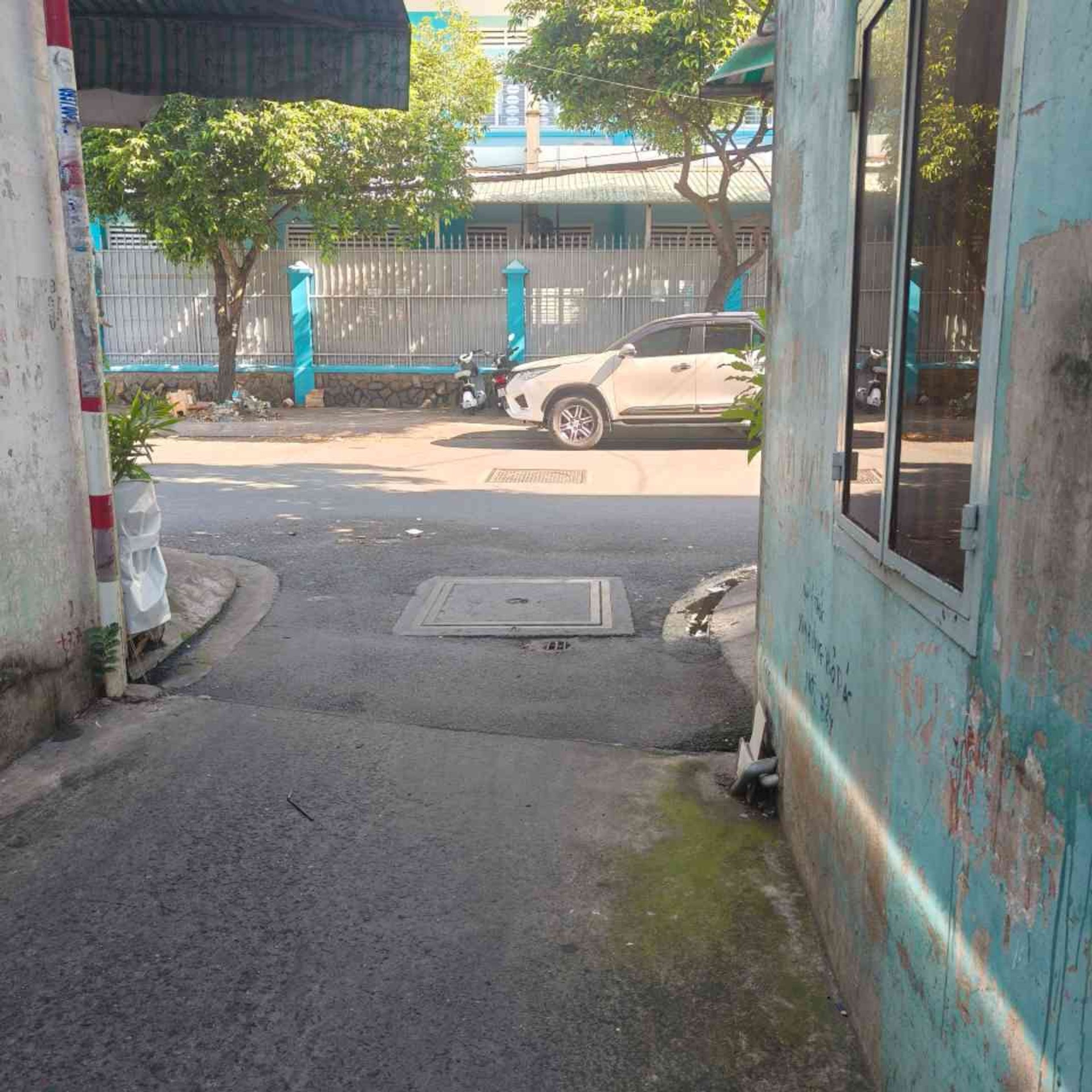 KẾT CẤU: 1 TRỆT 1 LẦU 2PN 2WC, BAN CÔNG THOÁNG MÁT. HẺM TRƯỚC NHÀ 2.5M BA GÁC VÀO TẬN NƠI. NHÀ CÁCH