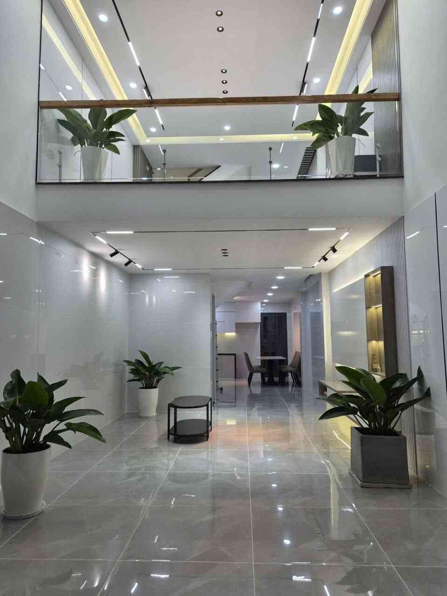 Nhà 5 tầng sang trọng, hẻm ô tô, Lạc Long Quân