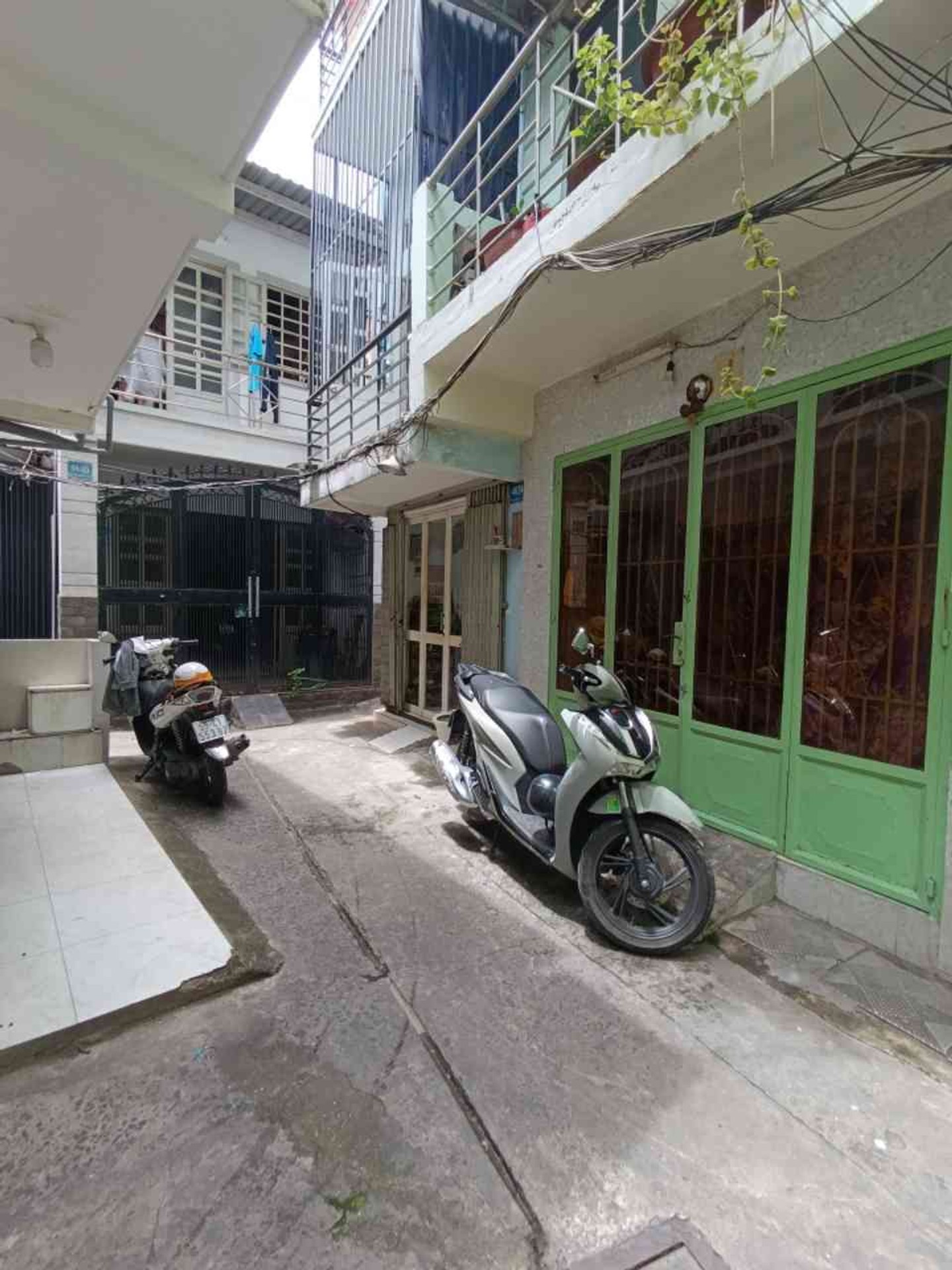 +Diện tích: 3,7m x 7m, nở hậu nhẹ. Sổ cn: 20m2. + Kết cấu: trệt, 2 lầu đúc BTCT (2PN, 3WC).Nhà mới