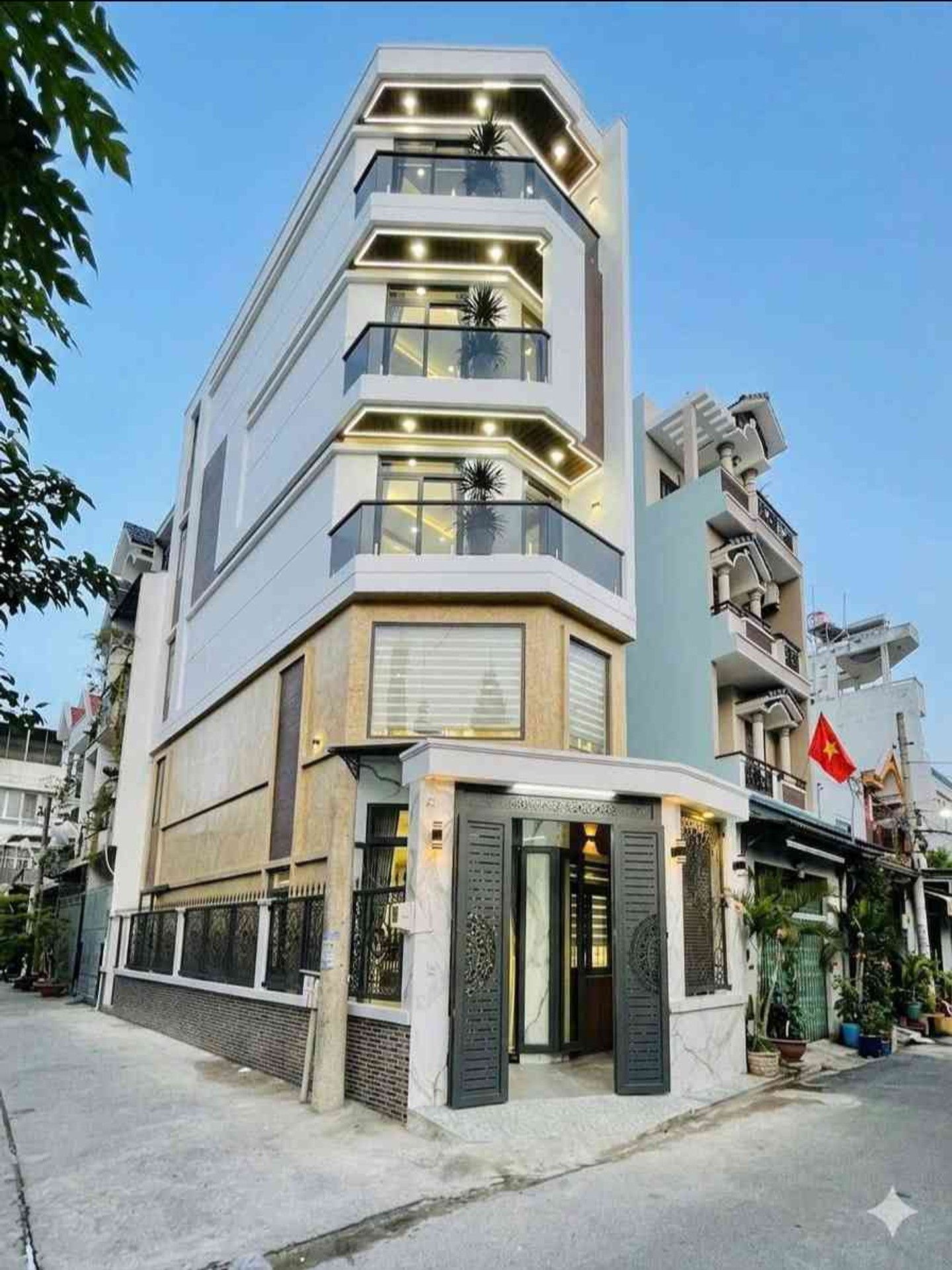 Căn góc hiếm ngay khu chợ Lê Văn Gói - Nhà mới, hẻm xe hơi