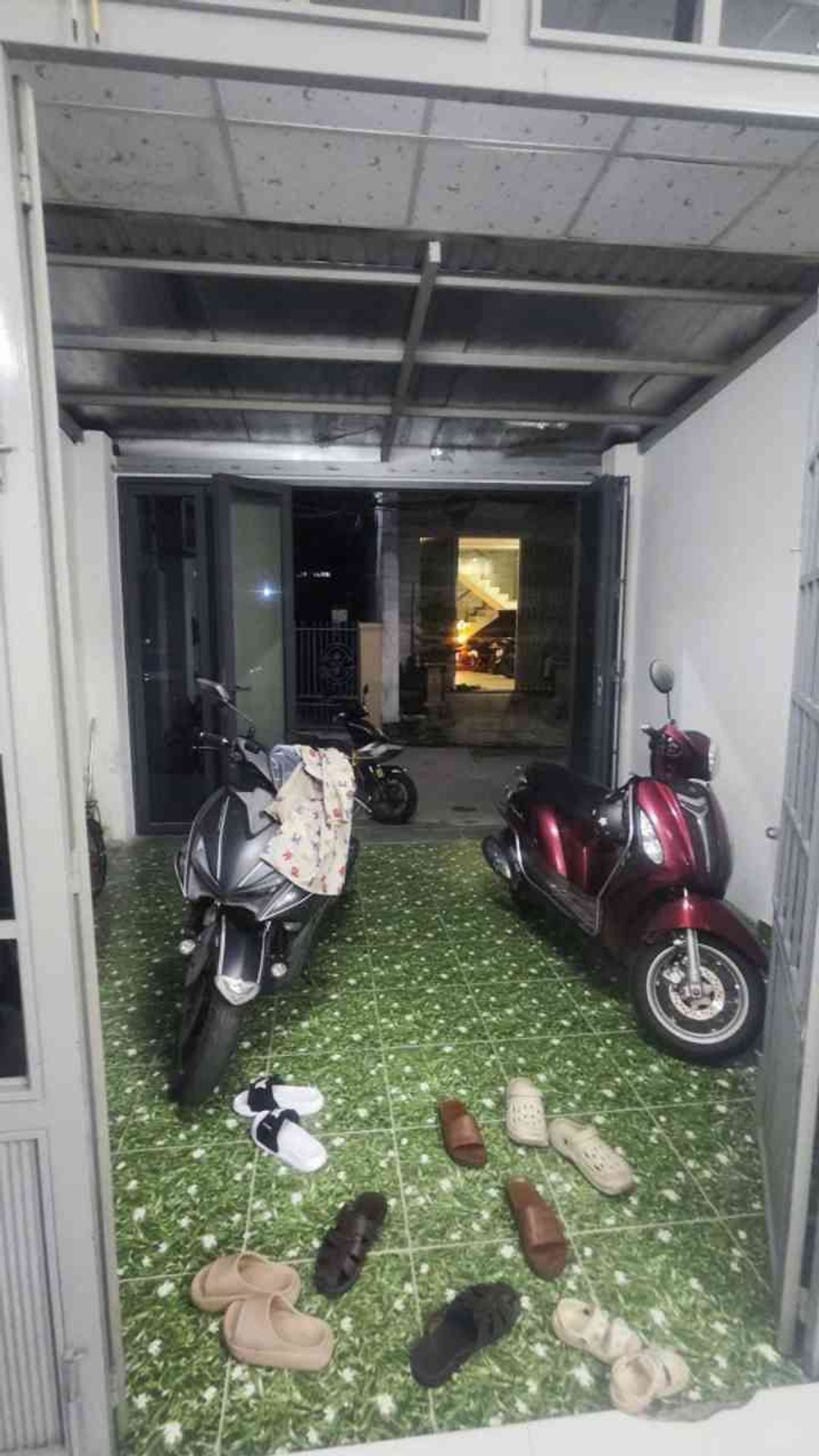 Nhà cấp 4 có chỗ để ô tô, 2 phòng ngủ tại Tôn Đản