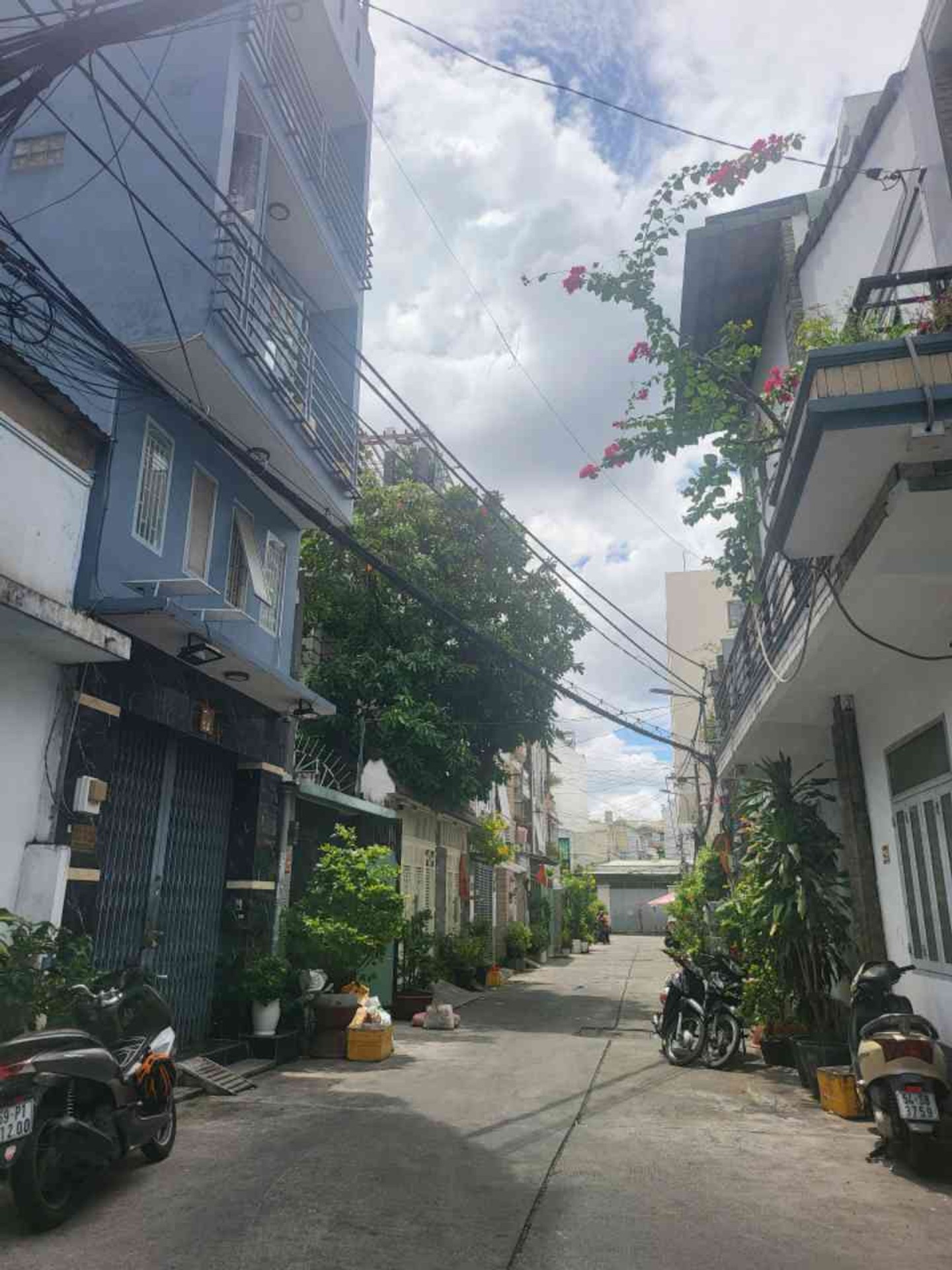 Nhà lô góc 2 tầng hẻm xe hơi Vườn Lài giá 5 tỷ xíu