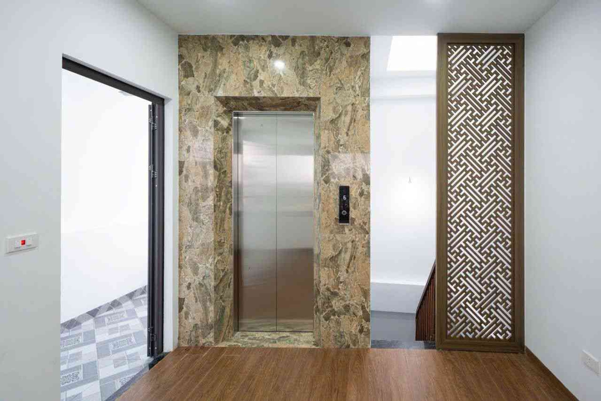 B.Á.N NHÀ THỊ TRẤN ĐAN PHƯỢNG , Ô TÔ ĐỖ , GARA, THANG MÁY NHẬP, Ở SƯỚNG 50M2, 7.9 TỶ