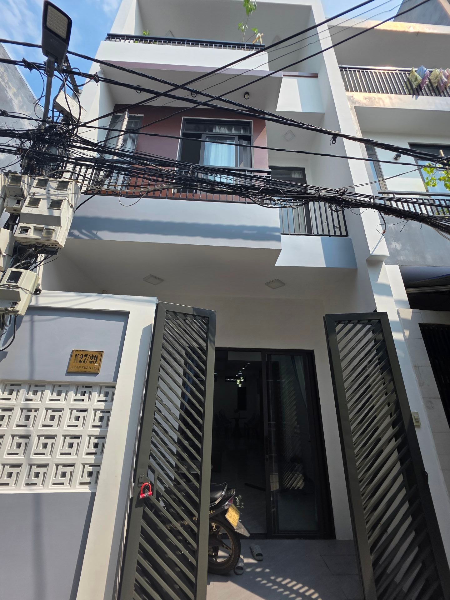 Cơ hội sở hữu nhà 3 tầng đổ mê mặt tiền rộng, vị trí đẹp tại Trần Xuân Lê