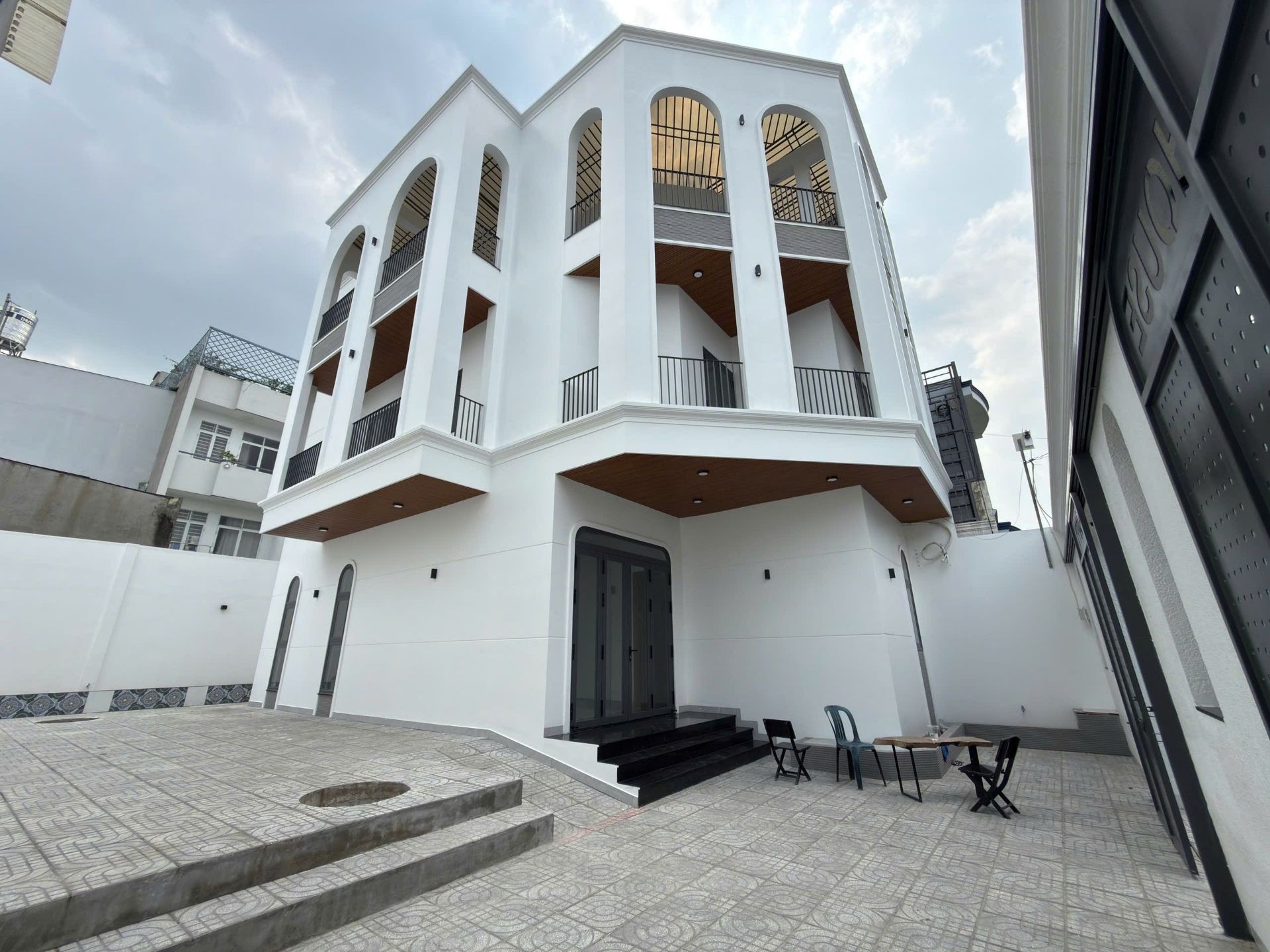 Nhà Bình Tân rộng 212m2, 3 tầng, giá 20 tỷ siêu hút khách