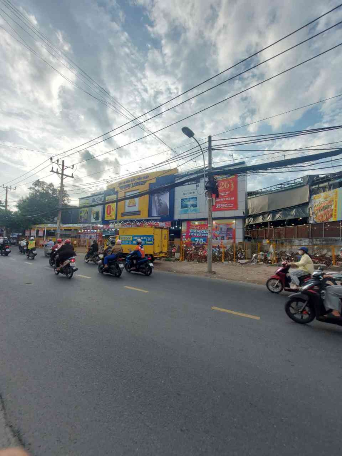 Bán nhà mặt phố 65m2, 2 phòng ngủ, giá 12,8 tỷ tại Tân Phú