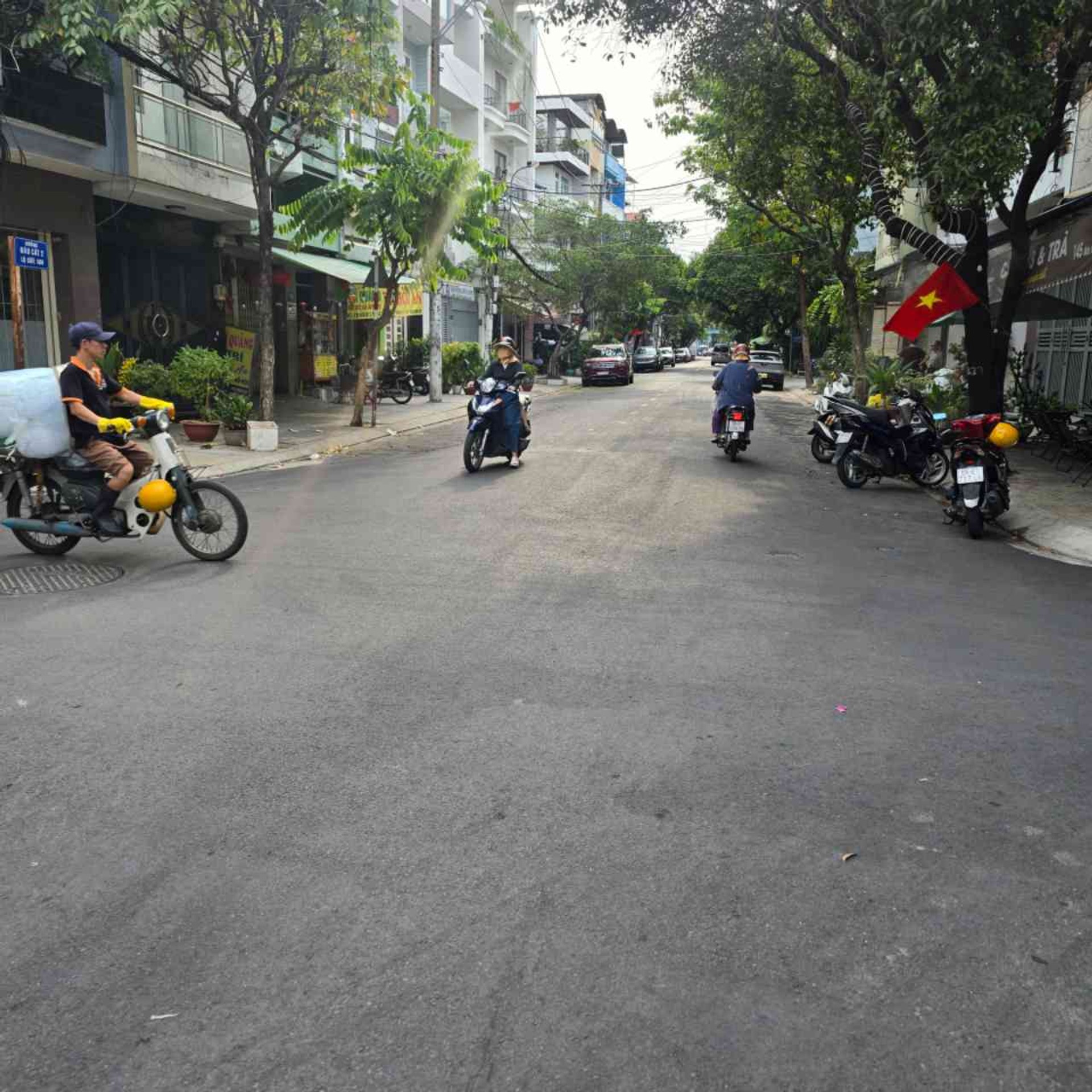 Bán nhà mặt phố 3 tầng mặt tiền 6m khu trung tâm Tân Bình
