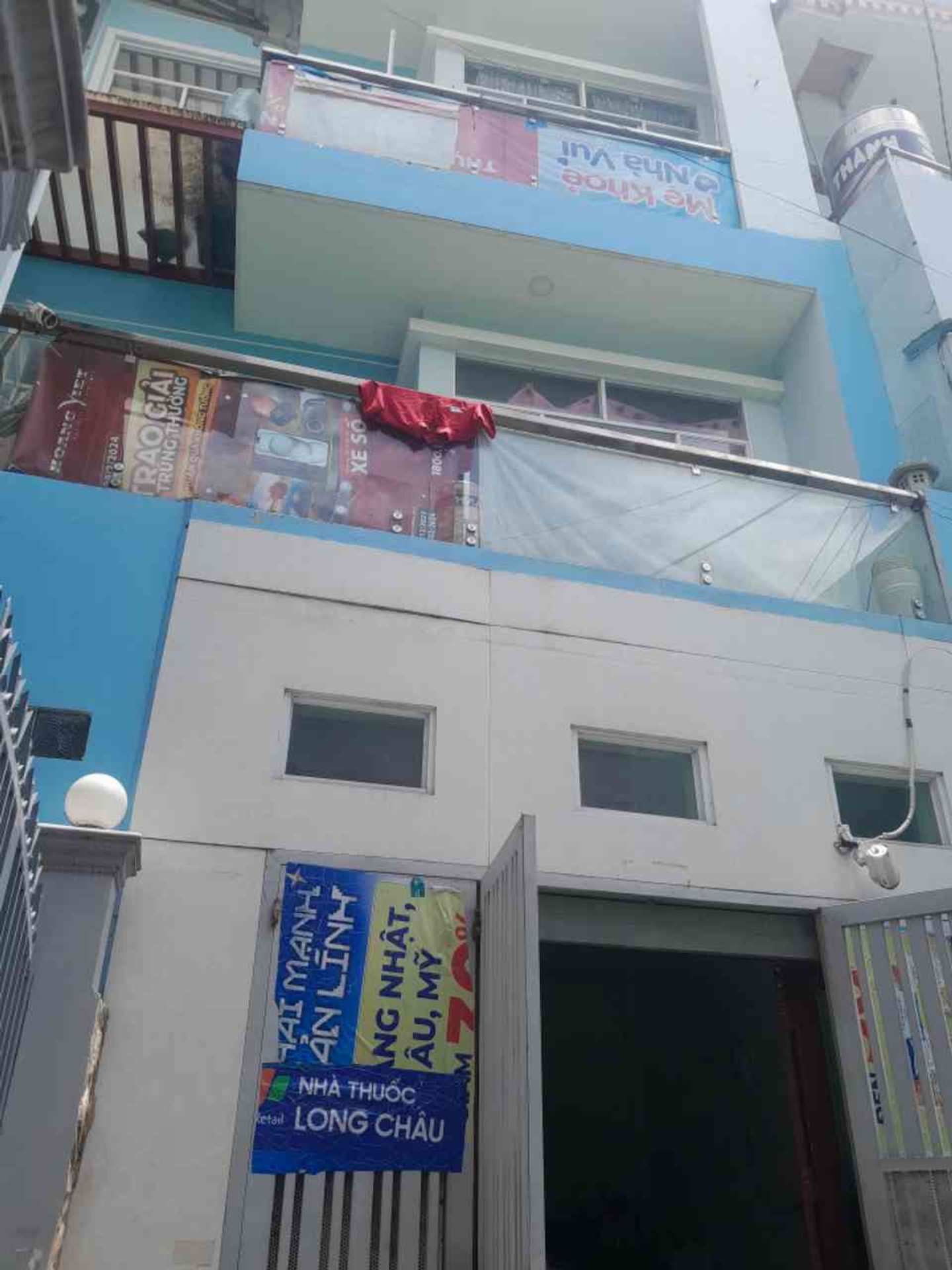 Ngang 5.7 m ❌8.7 m . Nhà 4 tầng 5PN , 4 WC , khoảng sân trước nhà rộng rãi.
