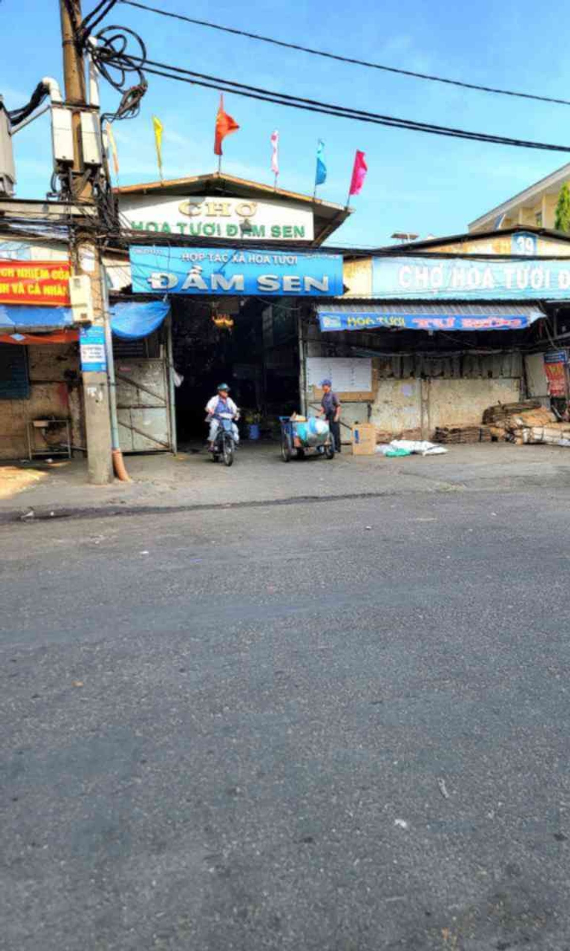 Nhà Hẻm 506 Lạc Long Quân, 2 Tầng, Giá Tốt