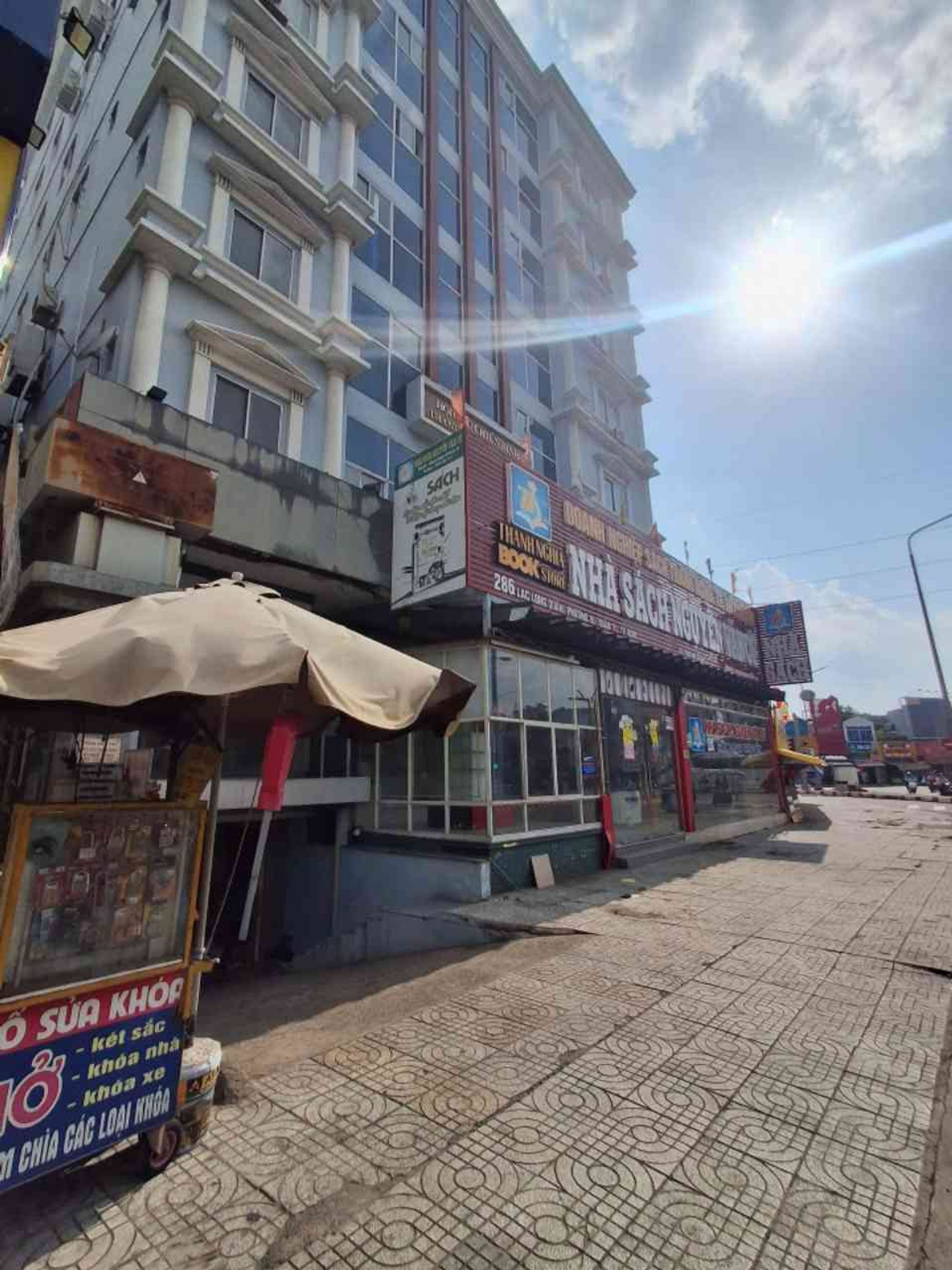 MẶT TIỀN KINH DOANH NGAY VÒNG XOAY ĐẦM SEN - KINH DOANH SẦM UẤT NGÀY ĐÊM.