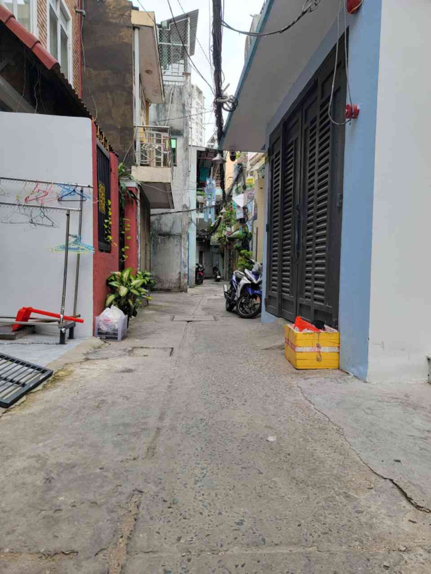 Nhà 3 tầng: 4p ngủ, 5WC  Nhà hoàn công đủ  Chiều ngang lý tưởng 5,05m  Nhà khóa chìa