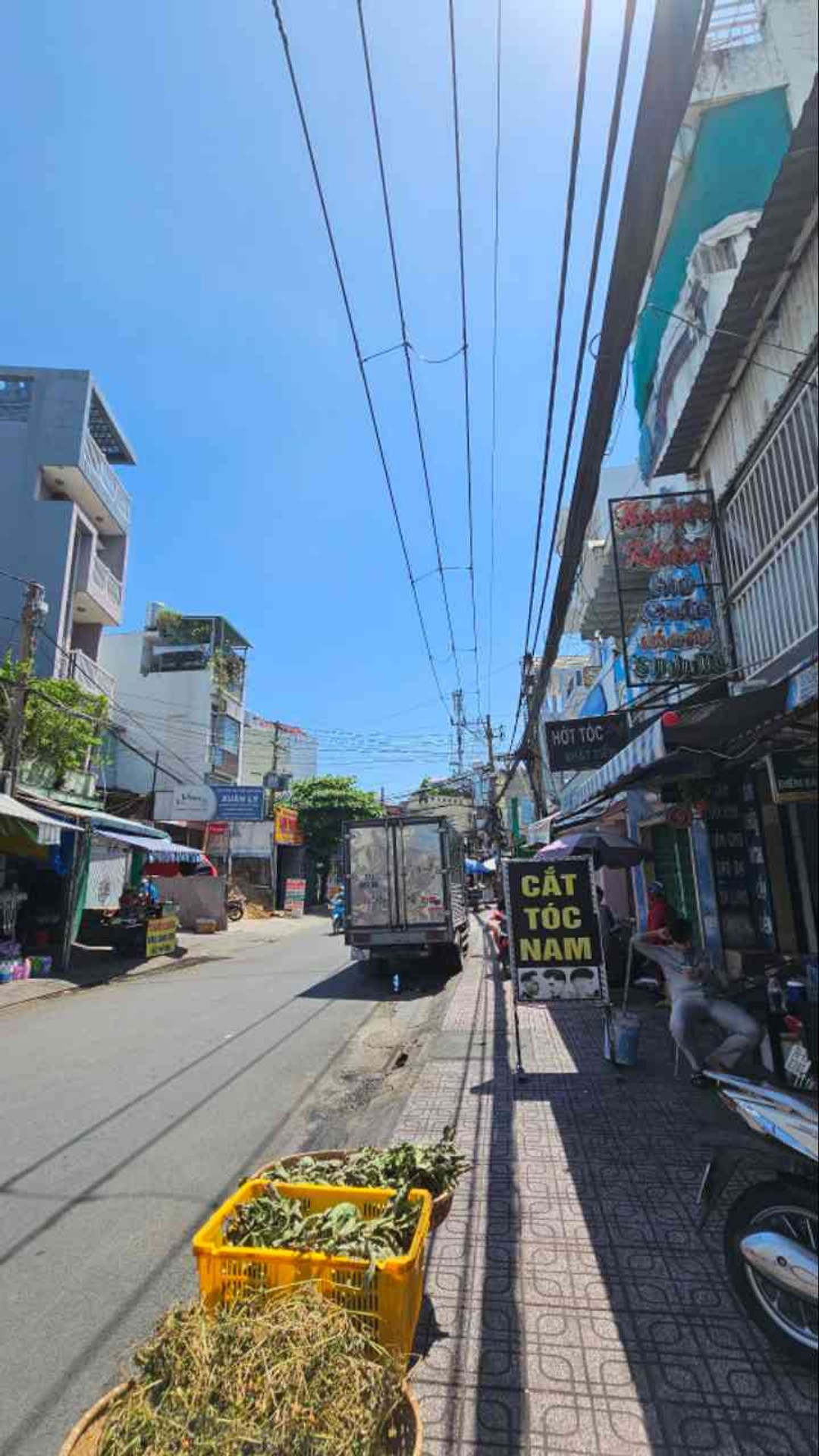 Nhà 2 tầng mặt phố kinh doanh siêu lợi, vỉa hè rộng tại Tây Hồ
