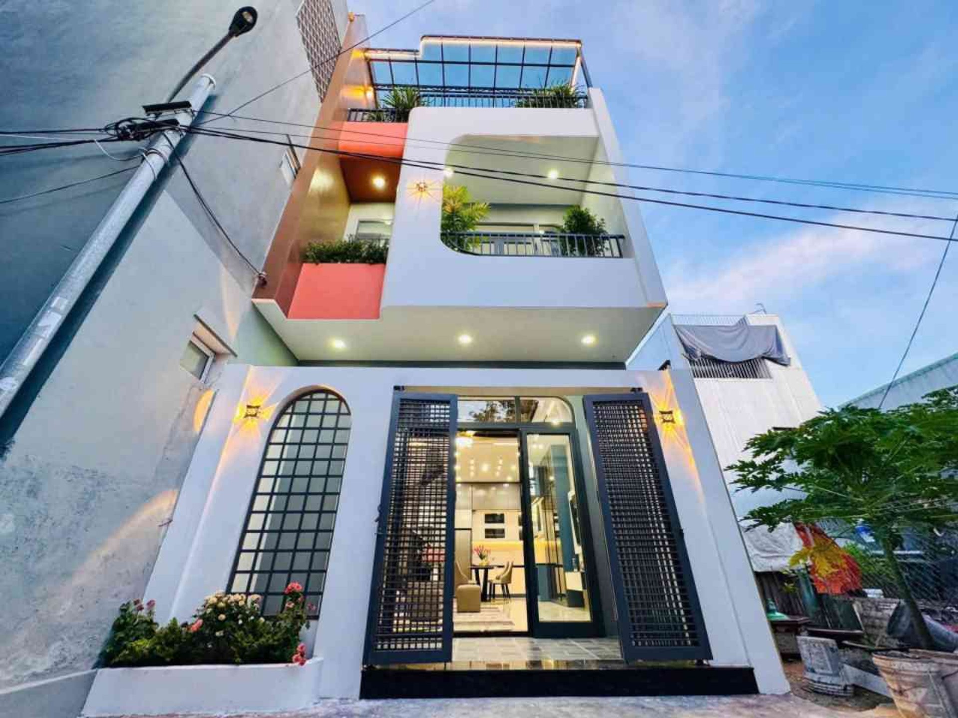 Nhà 3 tầng hiện đại, nội thất sang chảnh gần biển