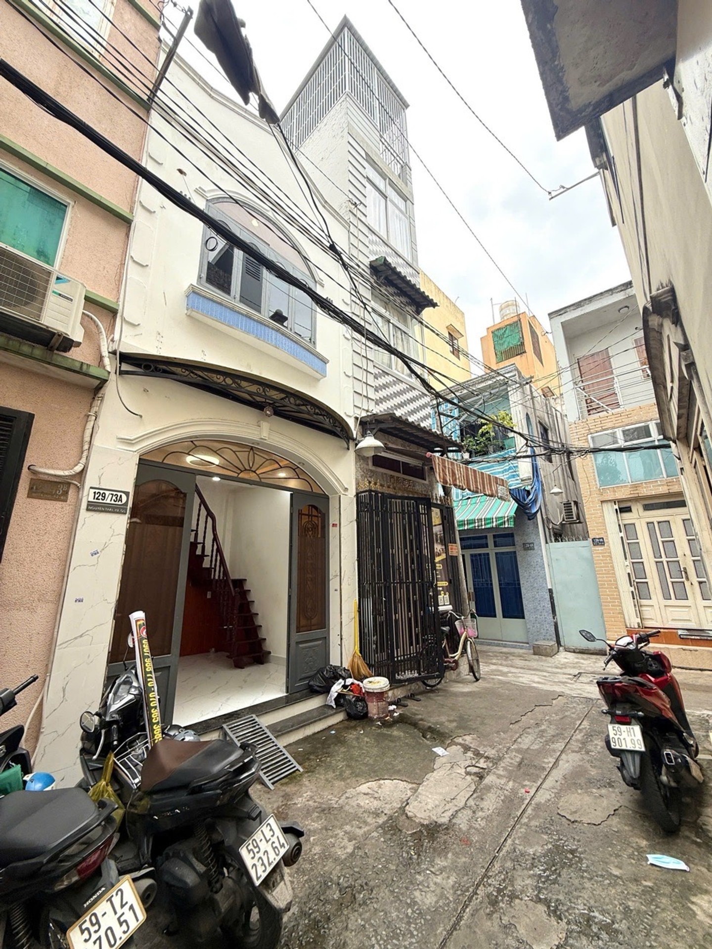 Nằm trong hẻm một sẹc rộng, cách mặt tiền đường lớn chỉ hơn 100m, căn nhà sở hữu vị trí cực kỳ thuậ
