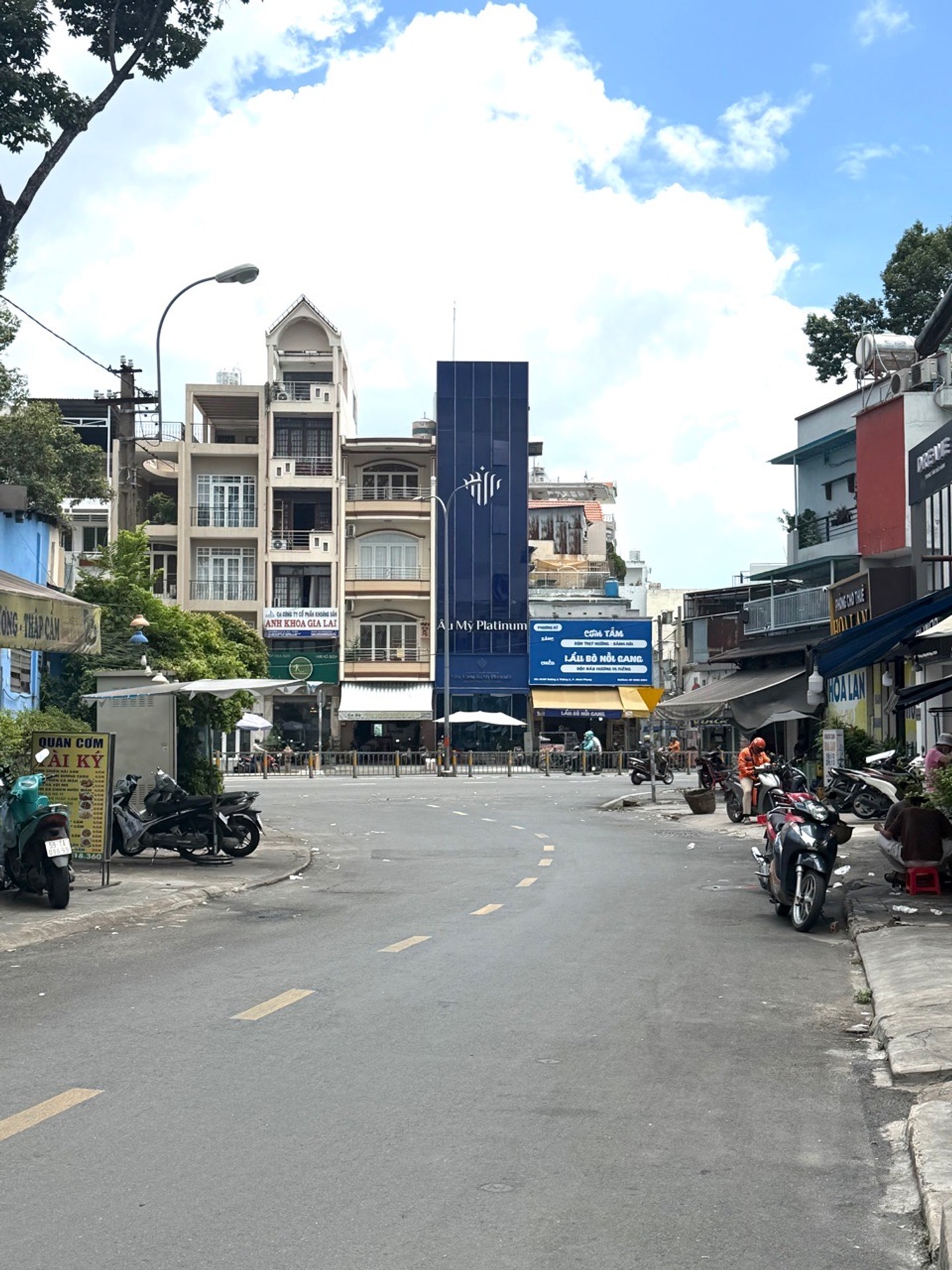 Nhà mặt phố sầm uất quận 11, diện tích rộng, tiện nghi đỉnh cao