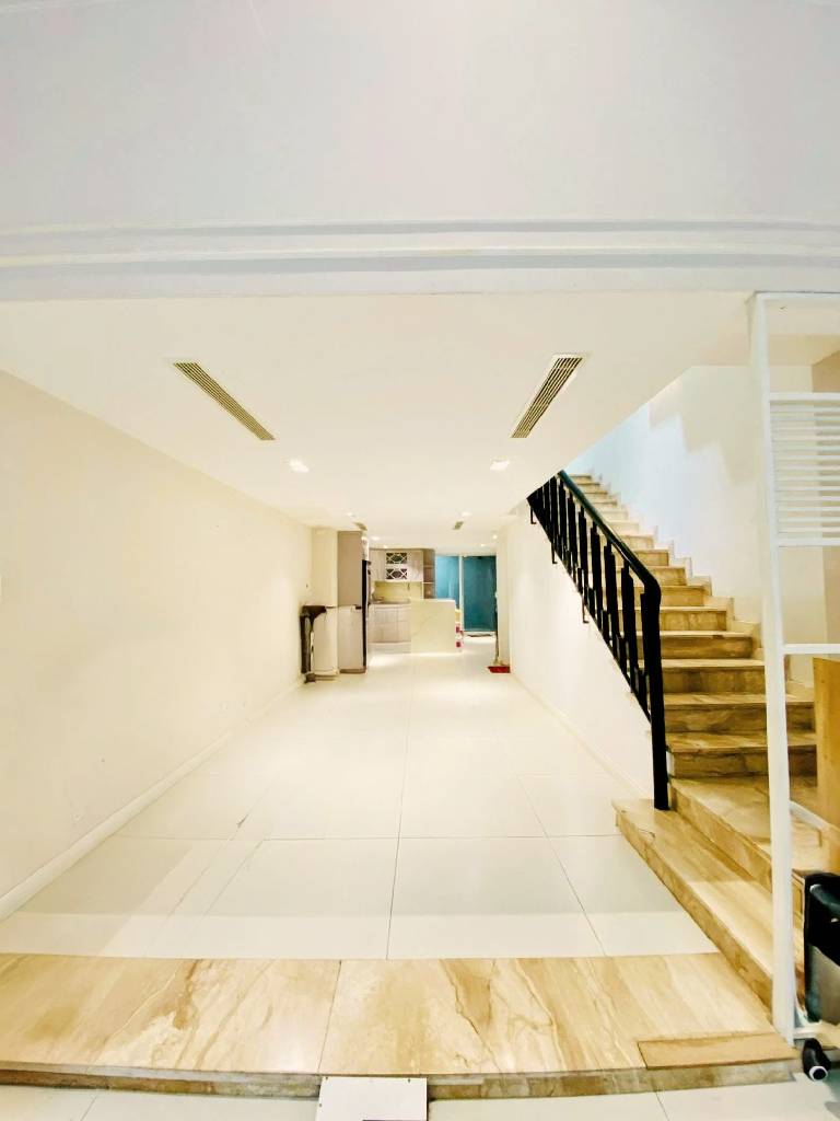 Cơ Hội Vàng Sở Hữu Nhà 6 Tầng Hiện Đại Gần Vạn Hạnh Mall Quận 10