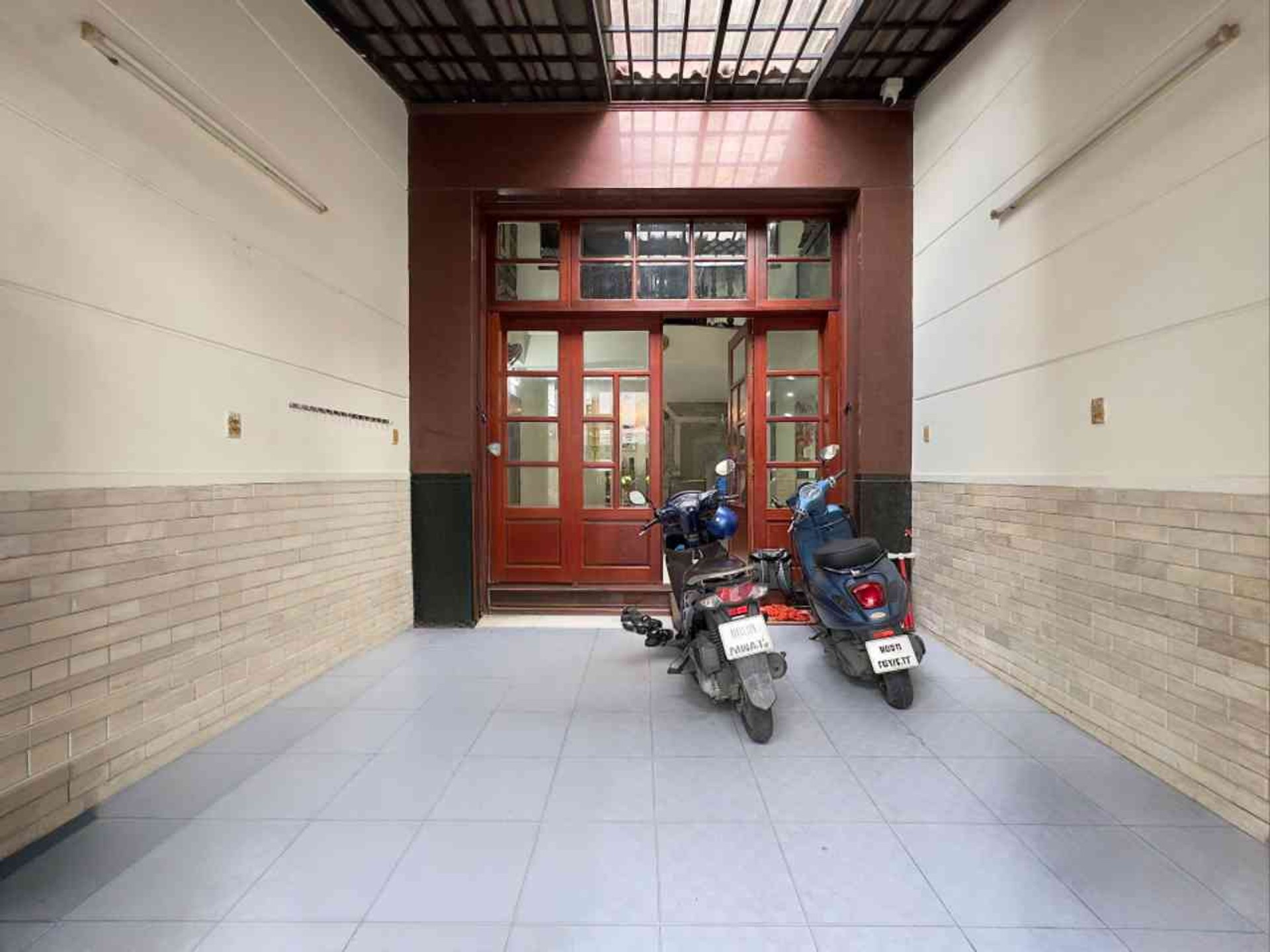 Bán nhà mặt phố 5 tầng, 4 phòng ngủ, có sân ôtô tại Tân Bình