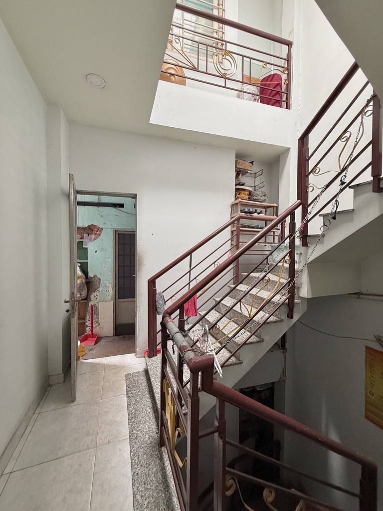 Cơ Hội Vàng Sở Hữu Nhà Mặt Tiền Lạc Long Quân, Vị Trí Đắc Địa Ngay Chợ Tân Bình