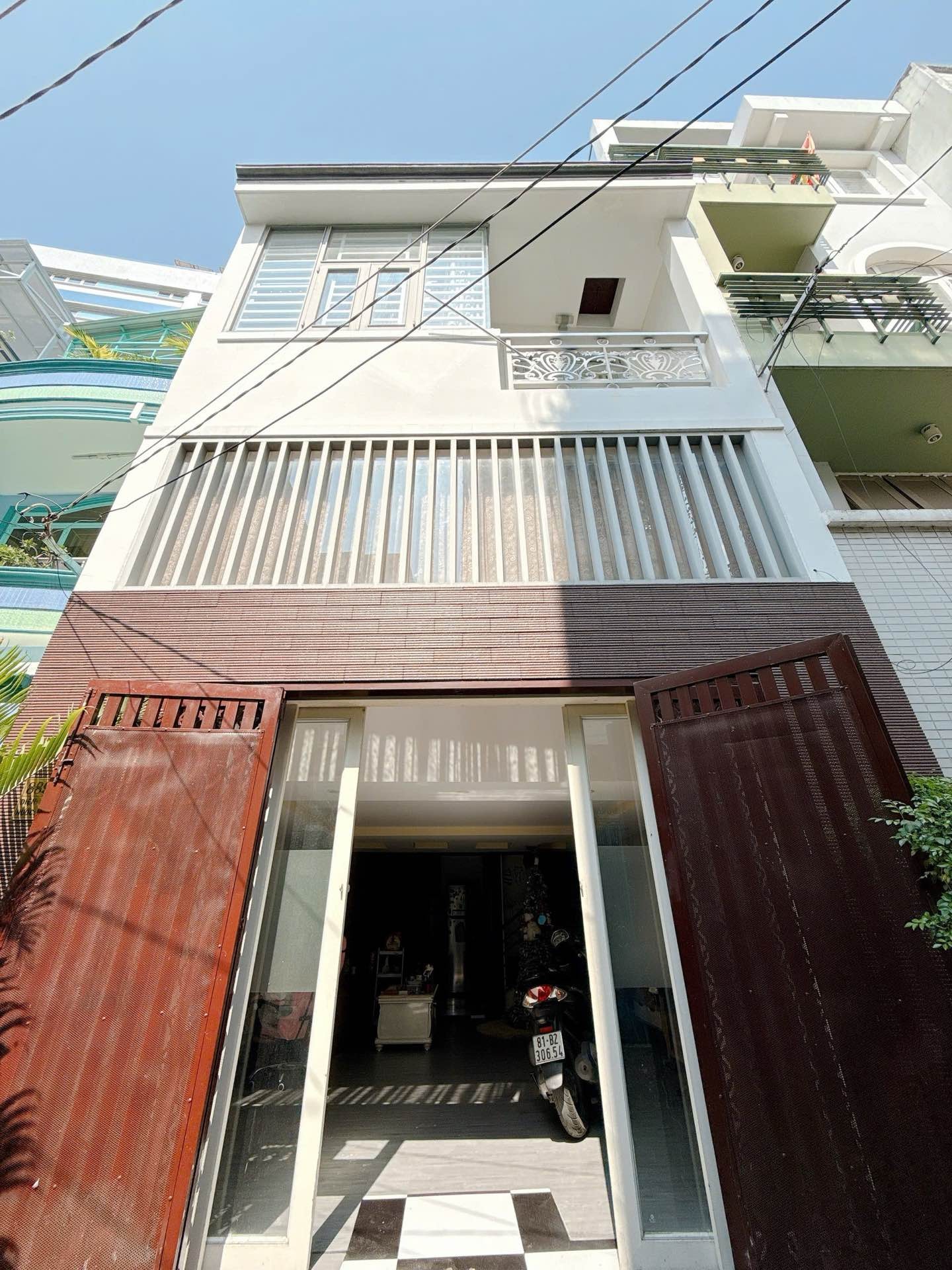 Nhà riêng 3 Tầng _ Ngang gần 5m _ Hẻm xe hơi _ SHR