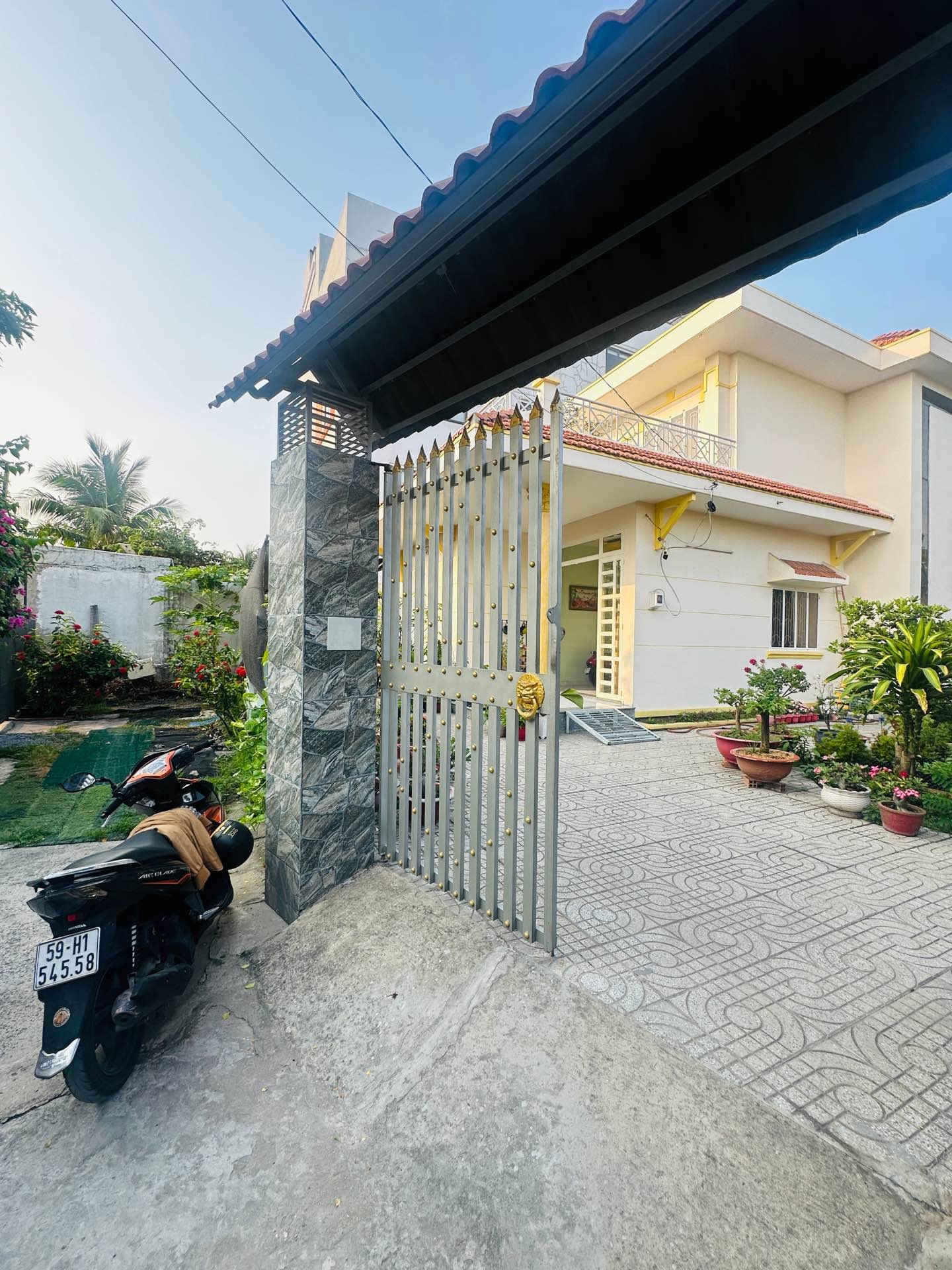 Biệt thự sân vườn rộng 300m2, giá tốt, tiện nghi đầy đủ