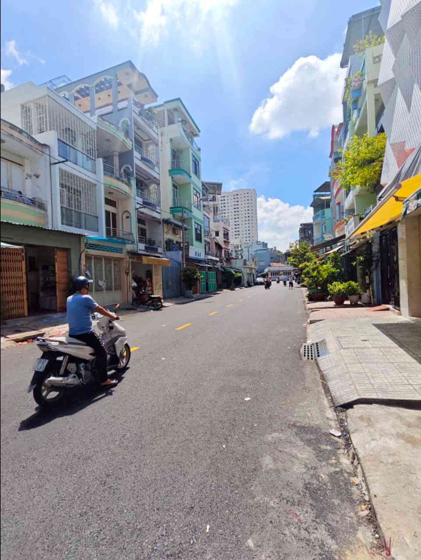 Nhà 3 tầng tiện nghi ngay trung tâm quận 11
