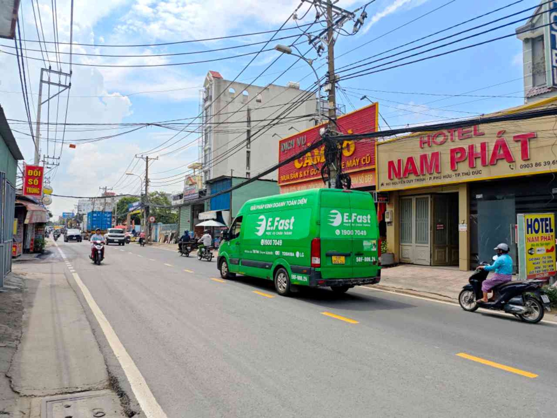 Nhà mặt phố Nguyễn Duy Trinh, kinh doanh sầm uất, tặng nhà C4 tiện nghi