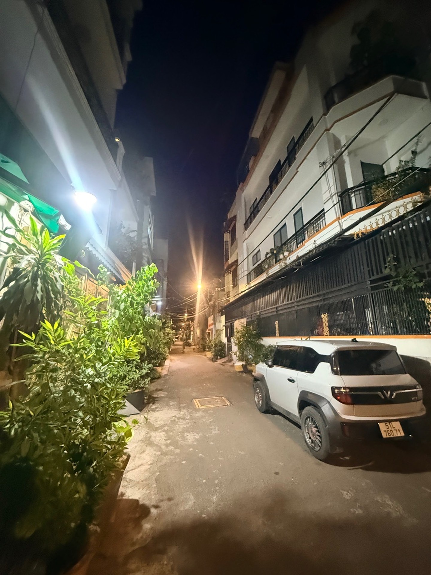 📐 Ngang 6m x 42m – 237.3m² đất, công nhận trên sổ.
🏠 2 tầng BTCT – hoàn công chuẩn chỉnh, chính
