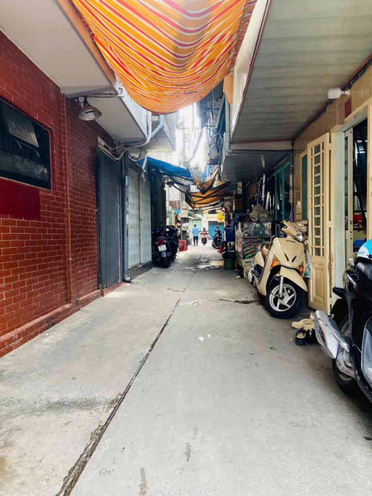 📐 Diện tích: 42m²(3.9 x 11) Lô góc, 2 mặt thoáng – không lộ giới 🏗 Kết cấu: 4 tầng, 1 trệt, 1 lửn