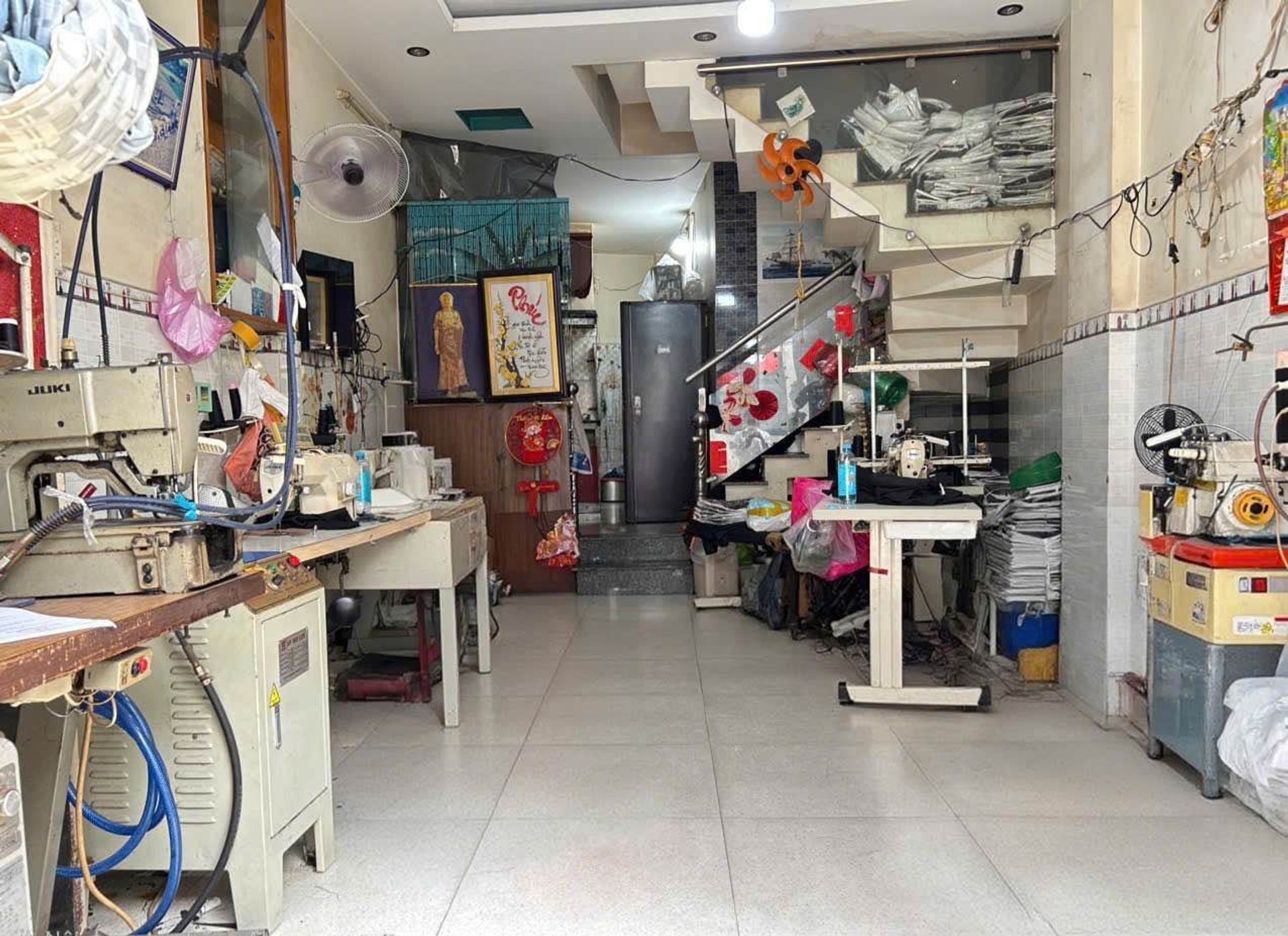Nhà 4 tầng kiên cố, giá hợp lý tại Lạc Long Quân