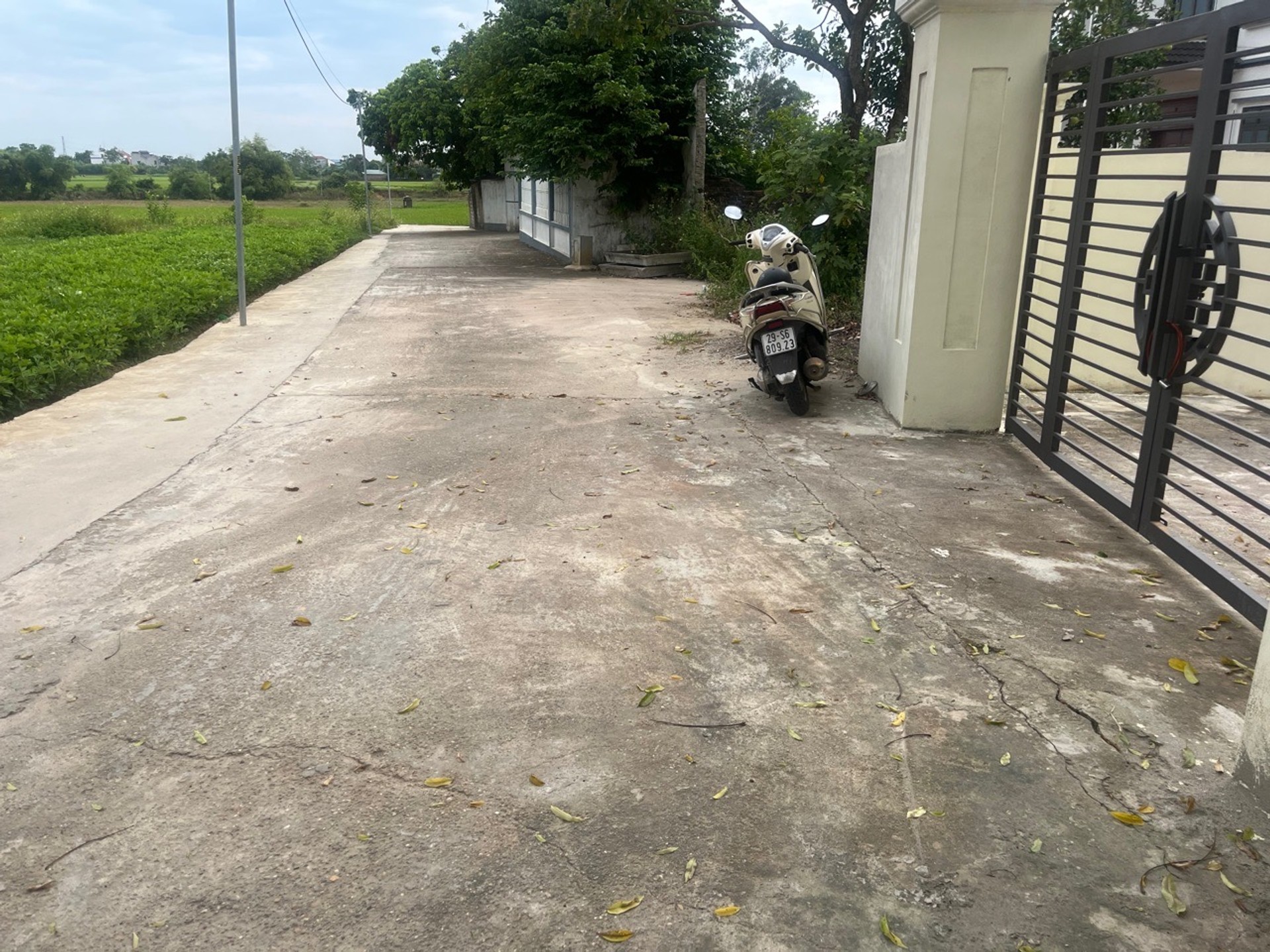 Bán nhà riêng 2 tầng lô góc, gần KCN Việt Nhật, xã lân cận, diện tích 233m2