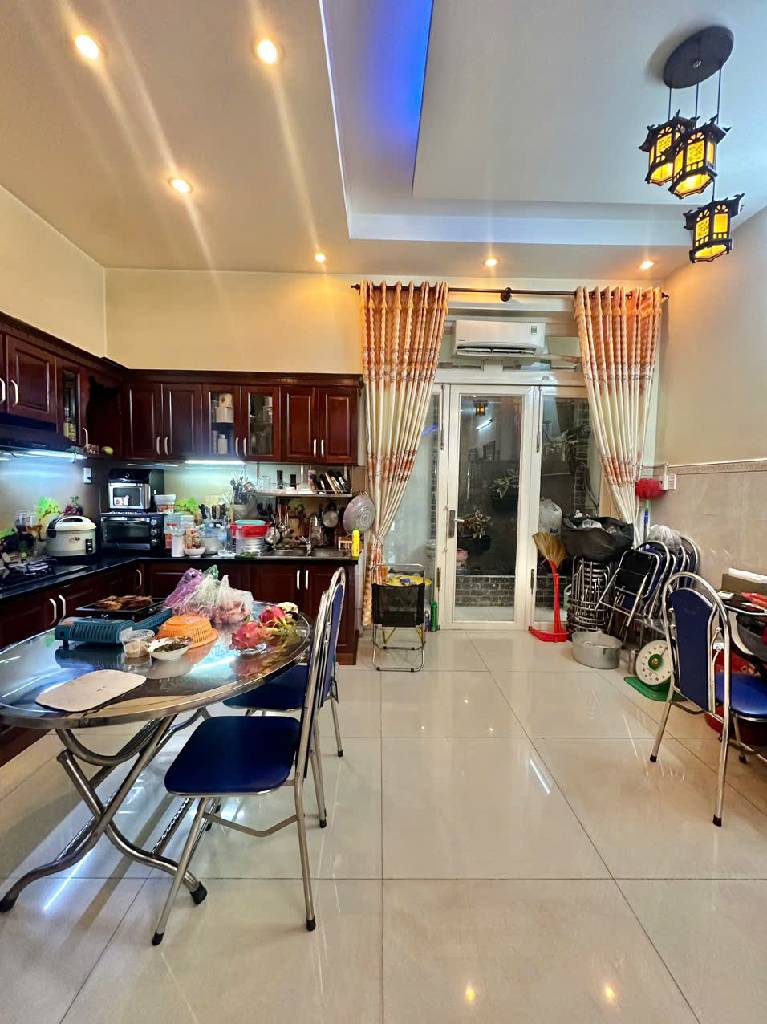 Nhà kiên cố 3 tầng có điện mặt trời Phường Bình Trị Đông