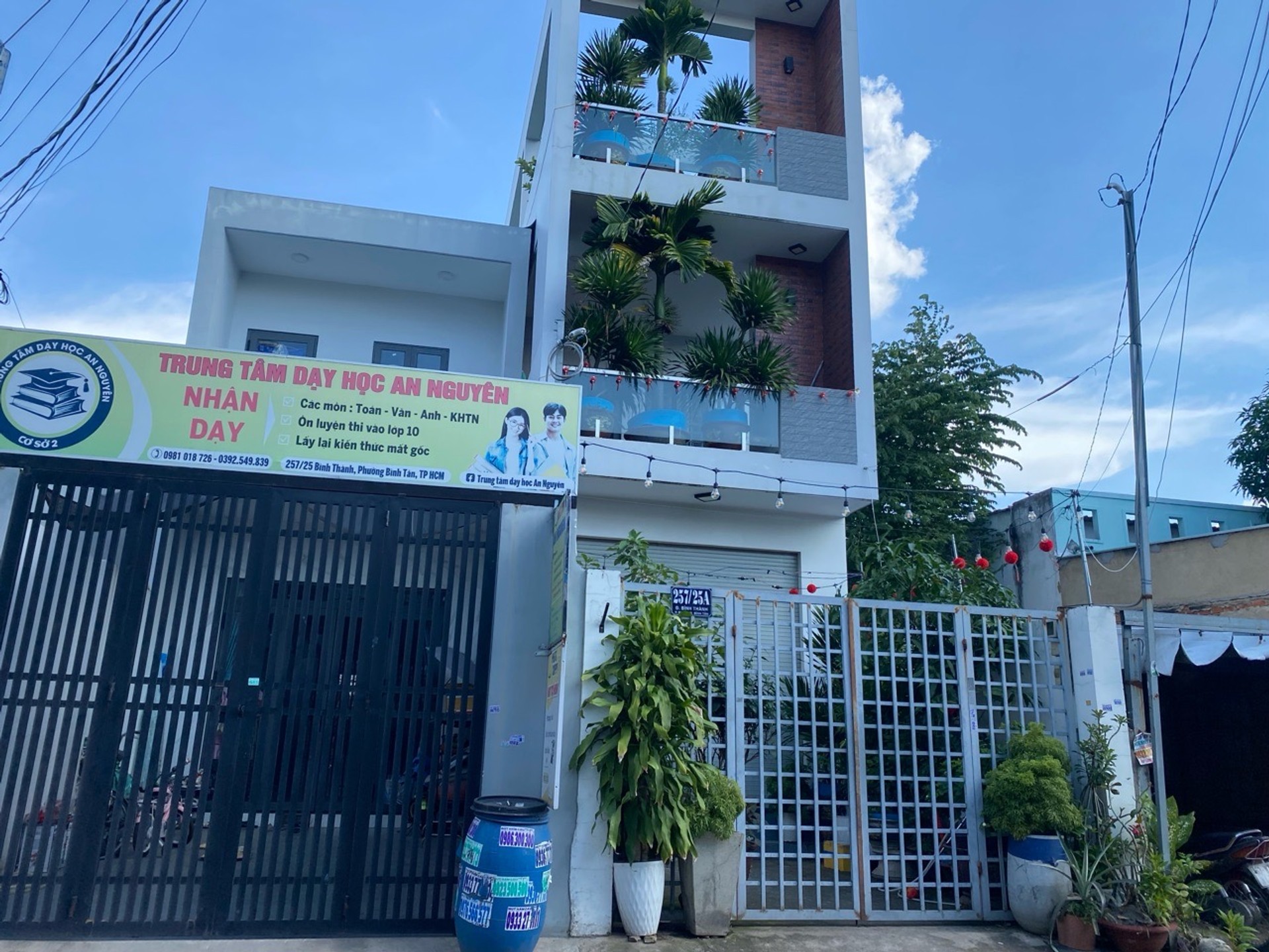Nhà 2 tầng đẹp, hẻm xe hơi, gần chợ Bình Tân