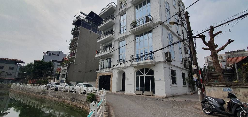 Bán nhà riêng 4 tầng tại xã Gia Thượng, giá 10.7 tỷ, ô chờ thang máy, gần hồ Ao Lão