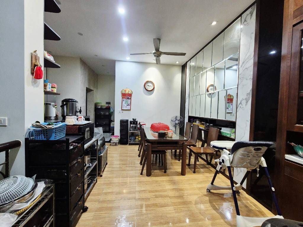 Nhà phố mặt hồ vị trí đắc địa, 6 tầng thang máy, kinh doanh thuận lợi tại quận Đền Lừ