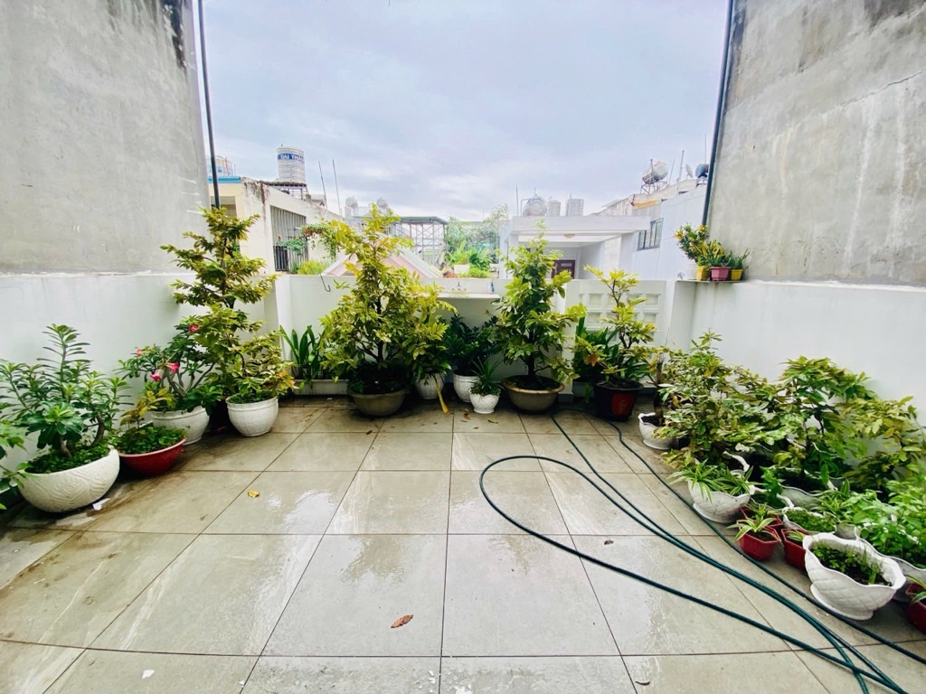 Nhà phố hiện đại có thang máy, xe hơi đậu trong nhà