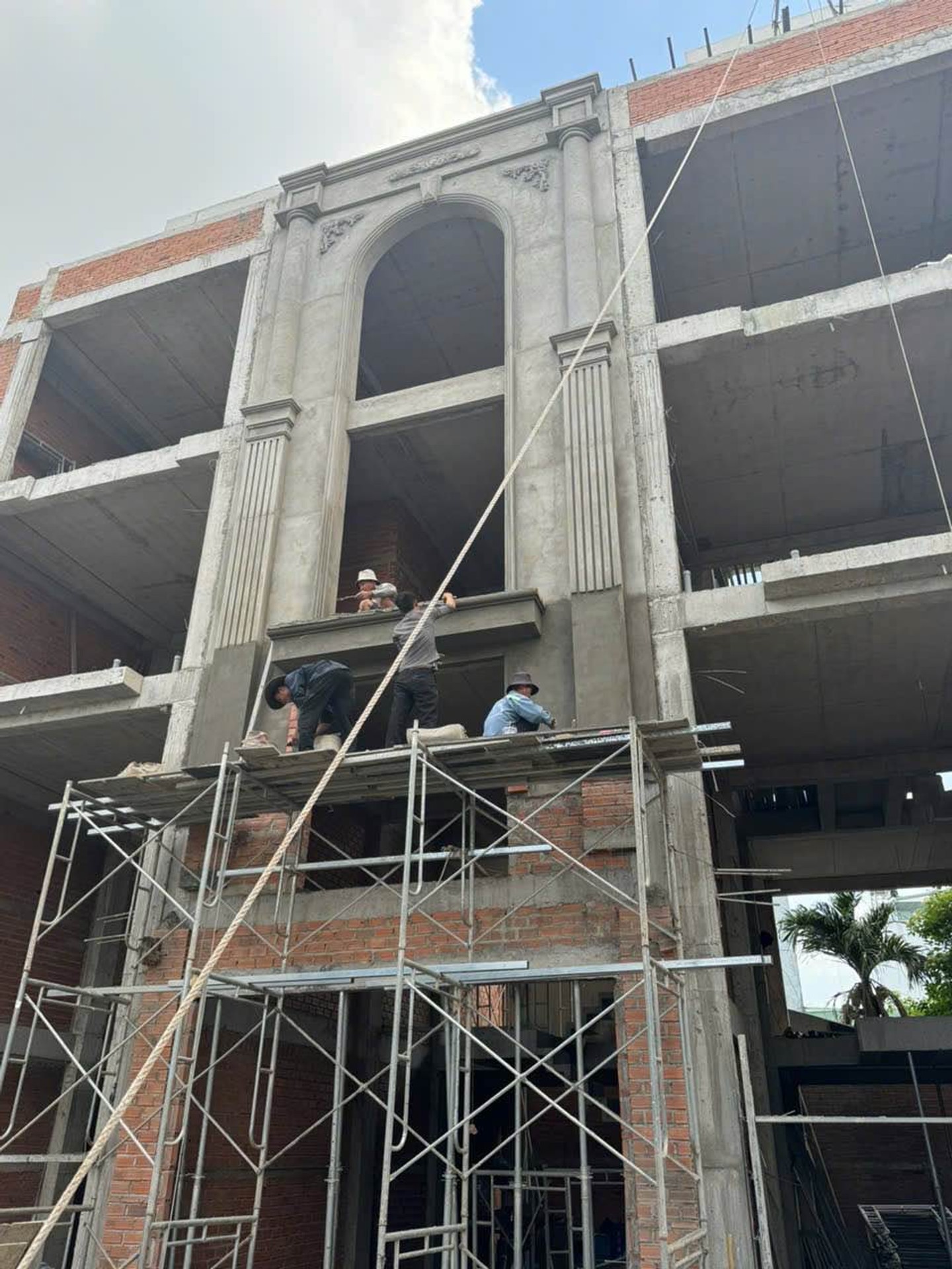 Nhà mặt tiền Trần Thái Tông, 5 tầng, ô tô đỗ trong nhà