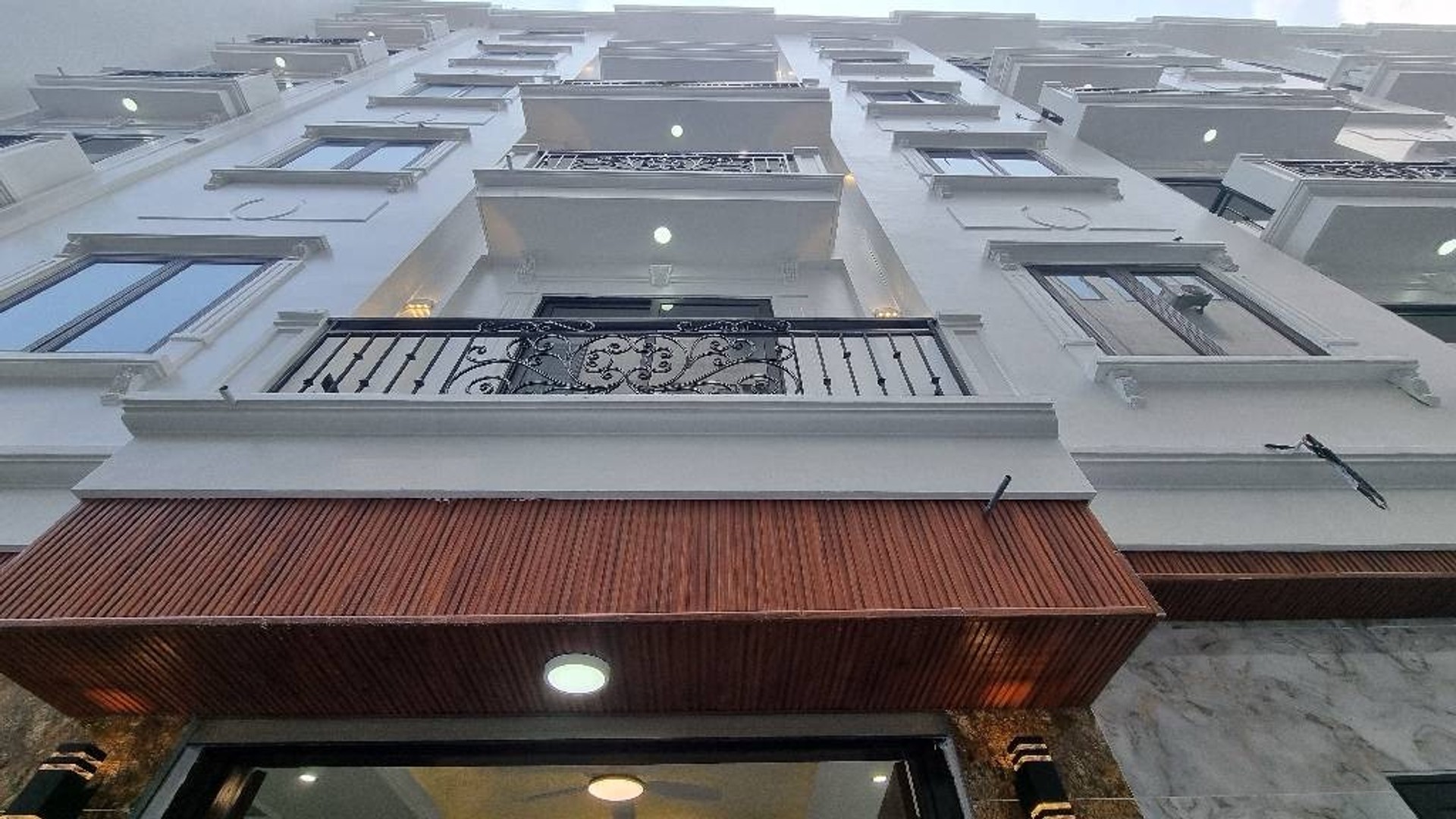 Nhà đẹp phố Tây Hồ 7 tầng thang máy, MT 5m