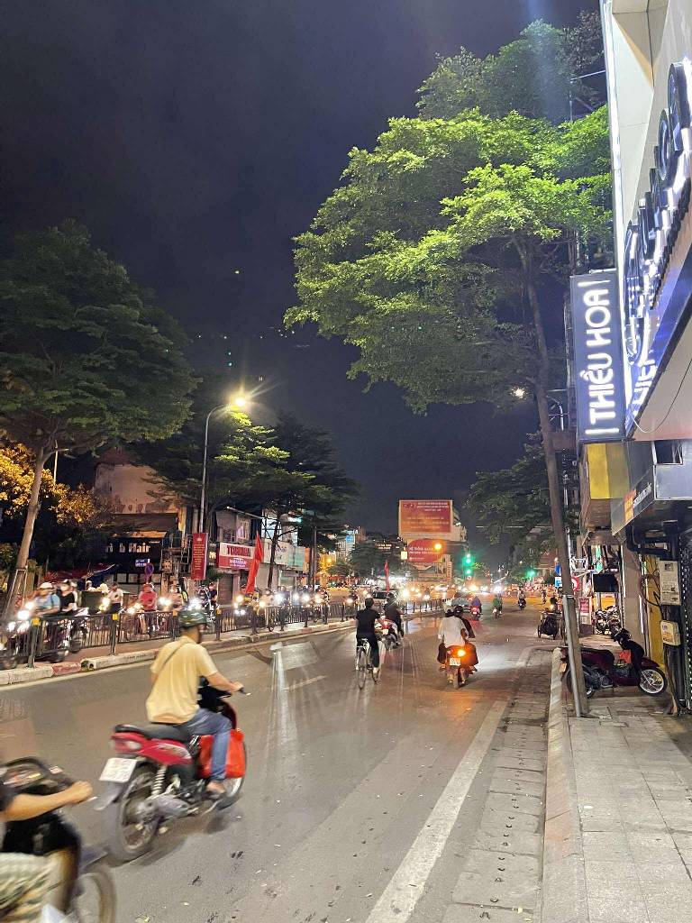 Nhà mặt phố trung tâm Đống Đa với mặt tiền 13.5m hiếm có