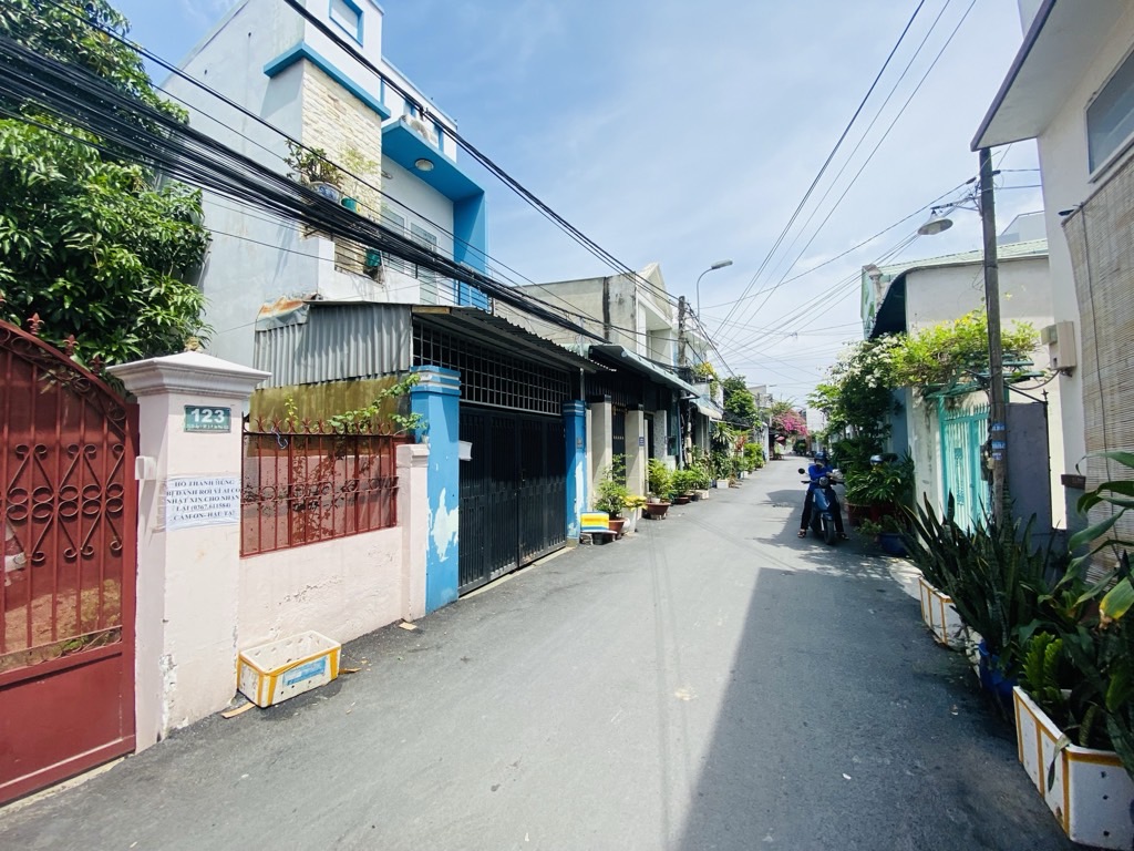 Kết cấu: Trệt, lửng , 2 lầu. 3PN, hiện đang cho thuê kinh doanh. - Đường kinh doanh 20m, có lề đườn