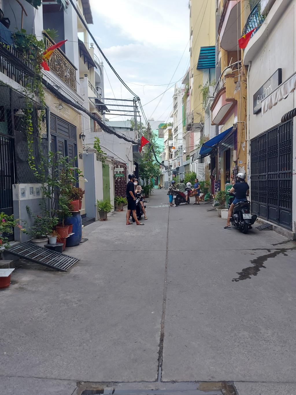 Nhà đẹp 4 tầng có thang máy gần trung tâm Quận 10