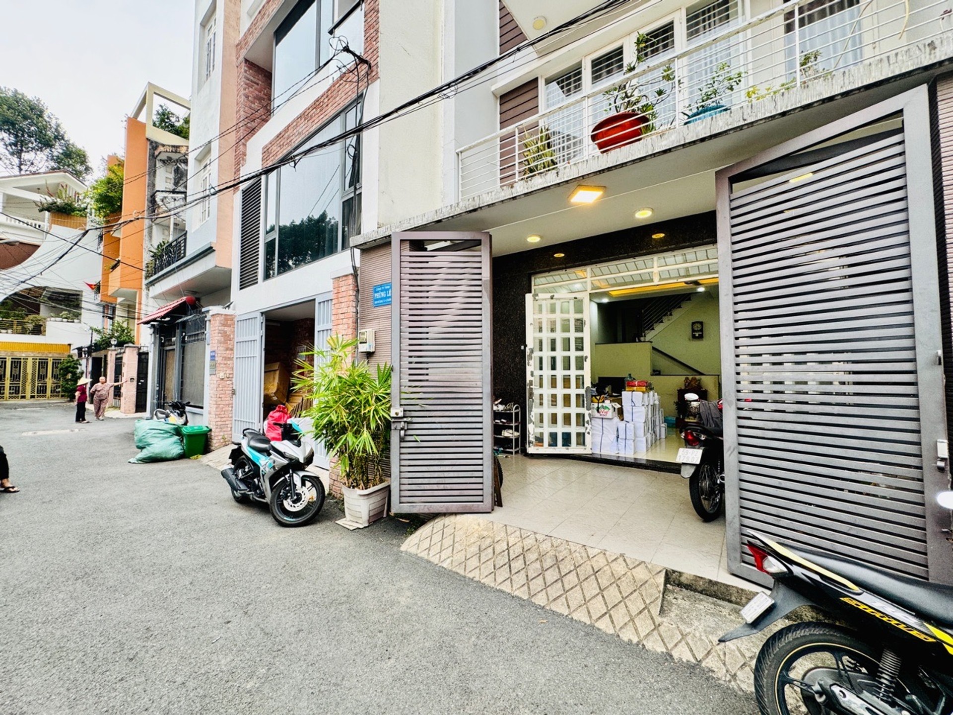 Bán nhà riêng 4 tầng tại Phổ Quang, kinh doanh, mặt tiền 5.7m, giá 20.7 tỷ
